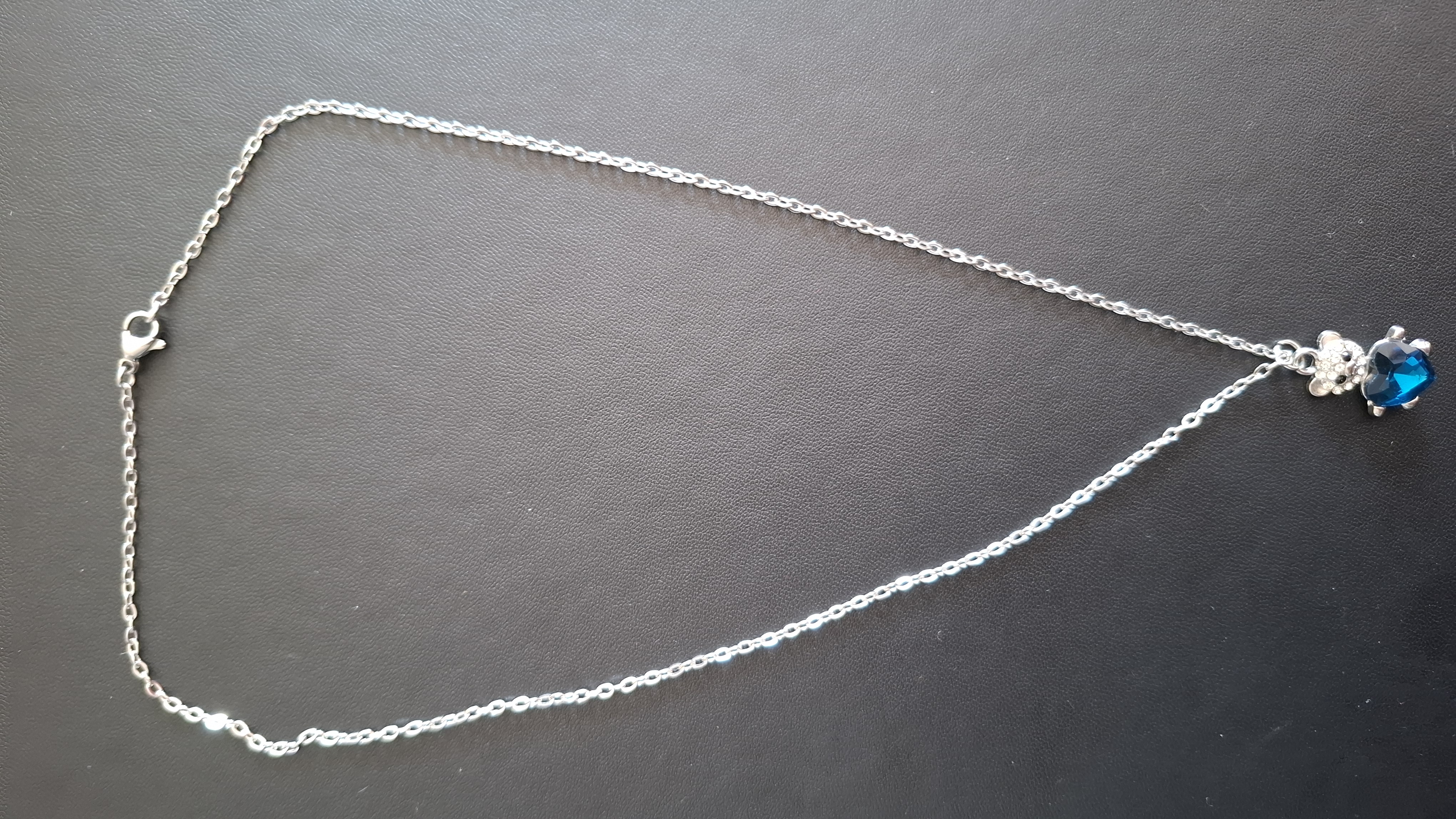 ketting in zilveren kleur met zilver kleurig beertje met licht blauw hartje