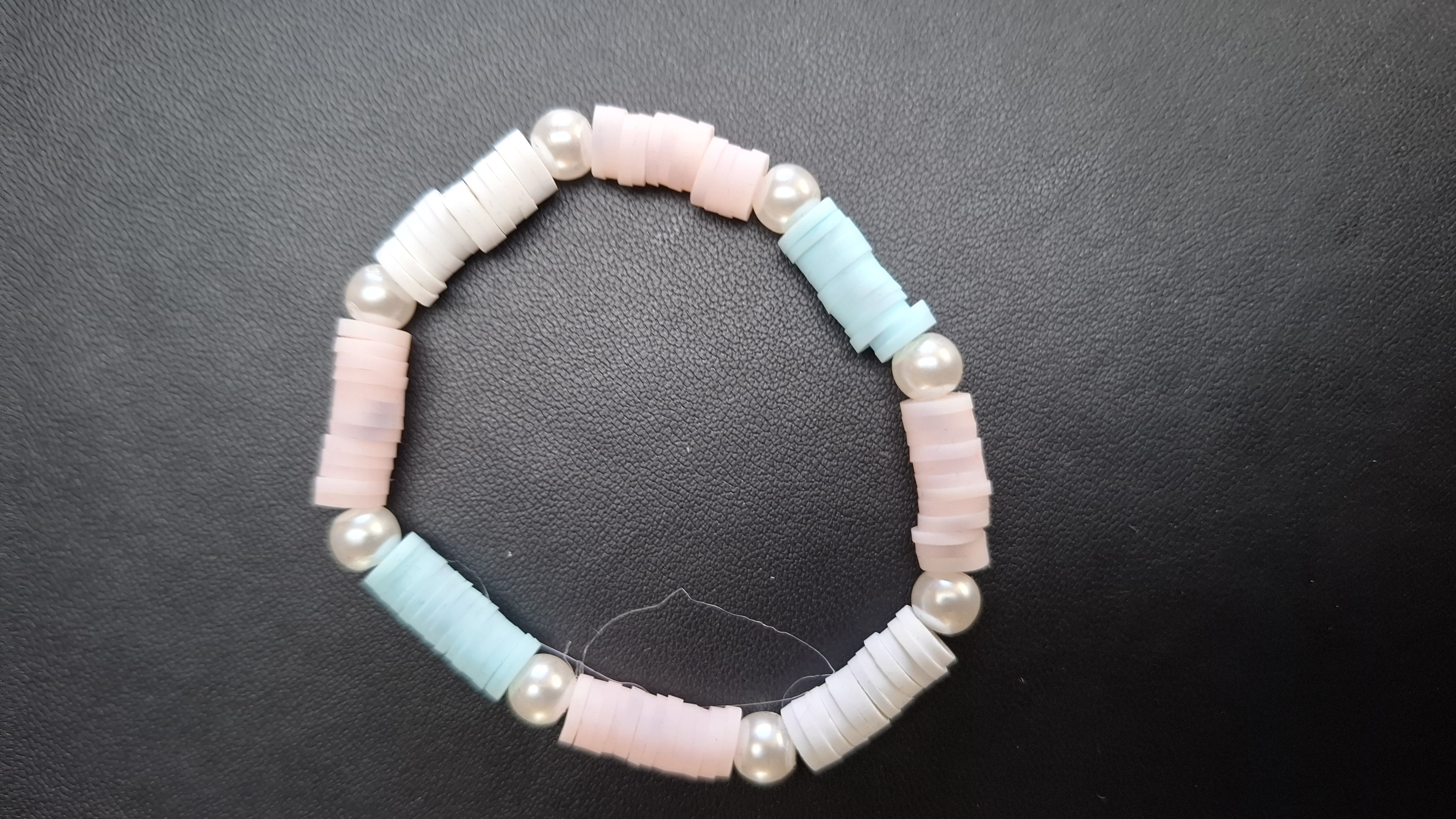 armband wit/roze/blauw met kralen