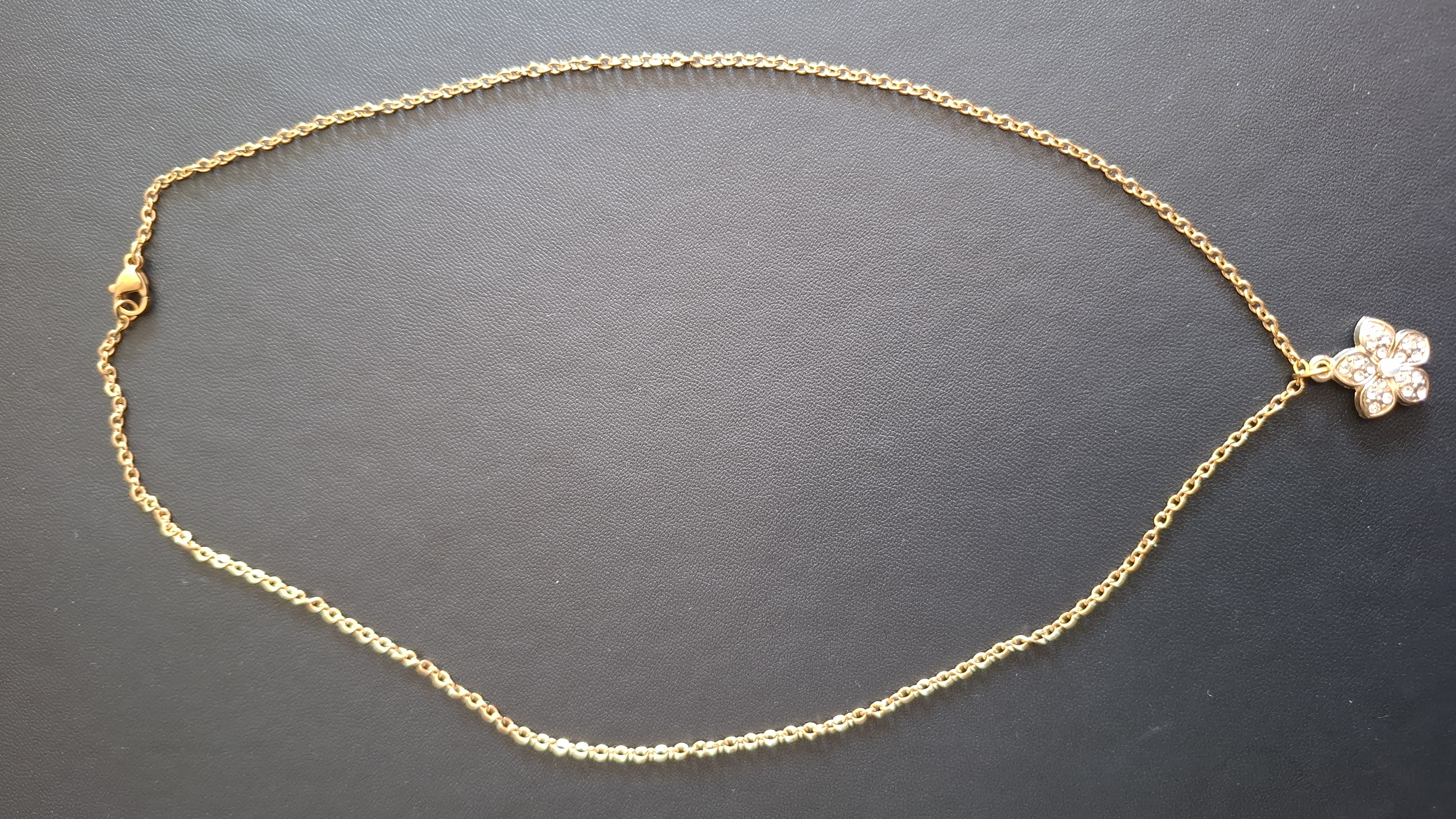 ketting in gouden kleur met goud kleurige bloem met steentjes