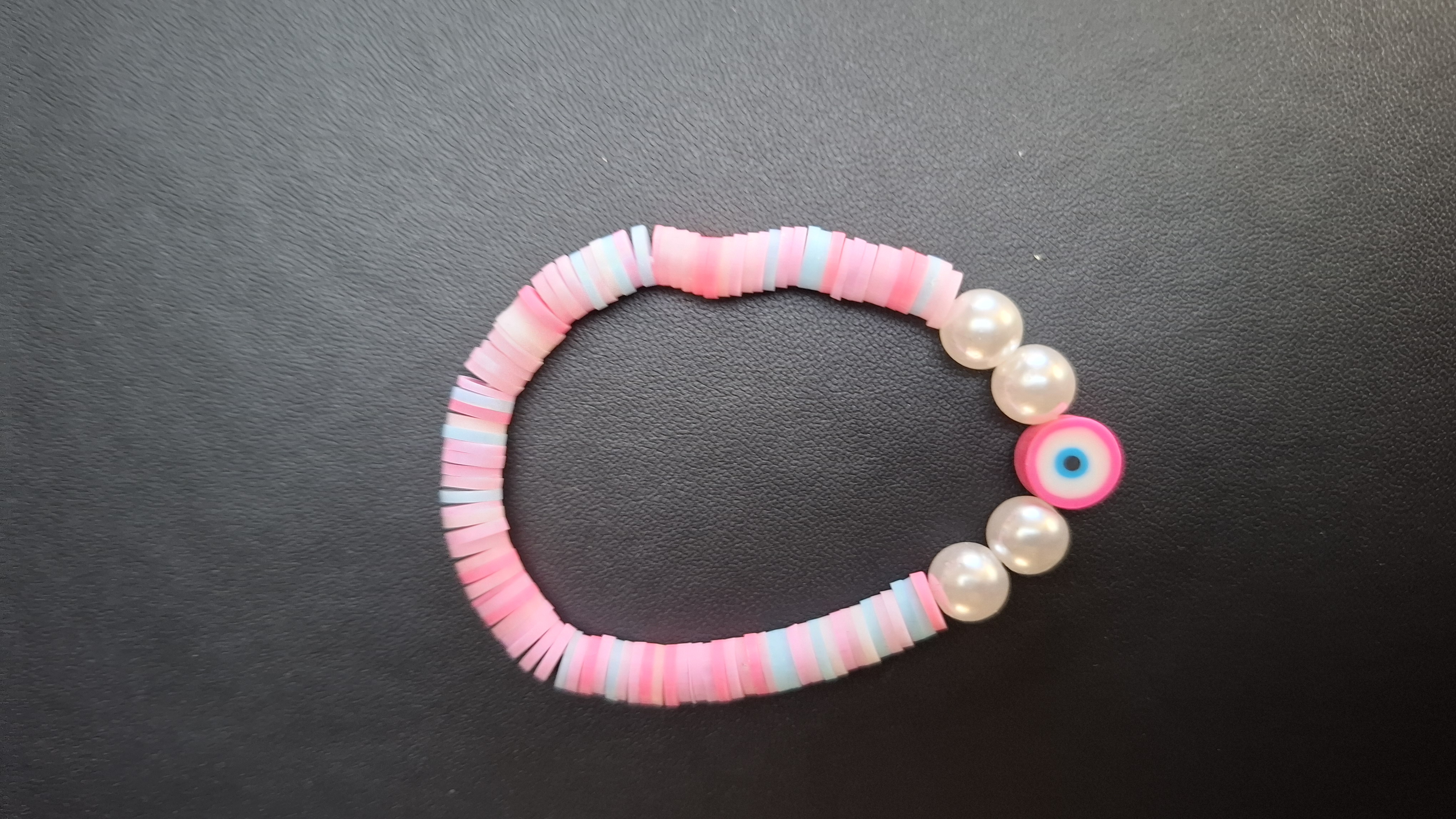 armband roze/wit met 4 witte kralen