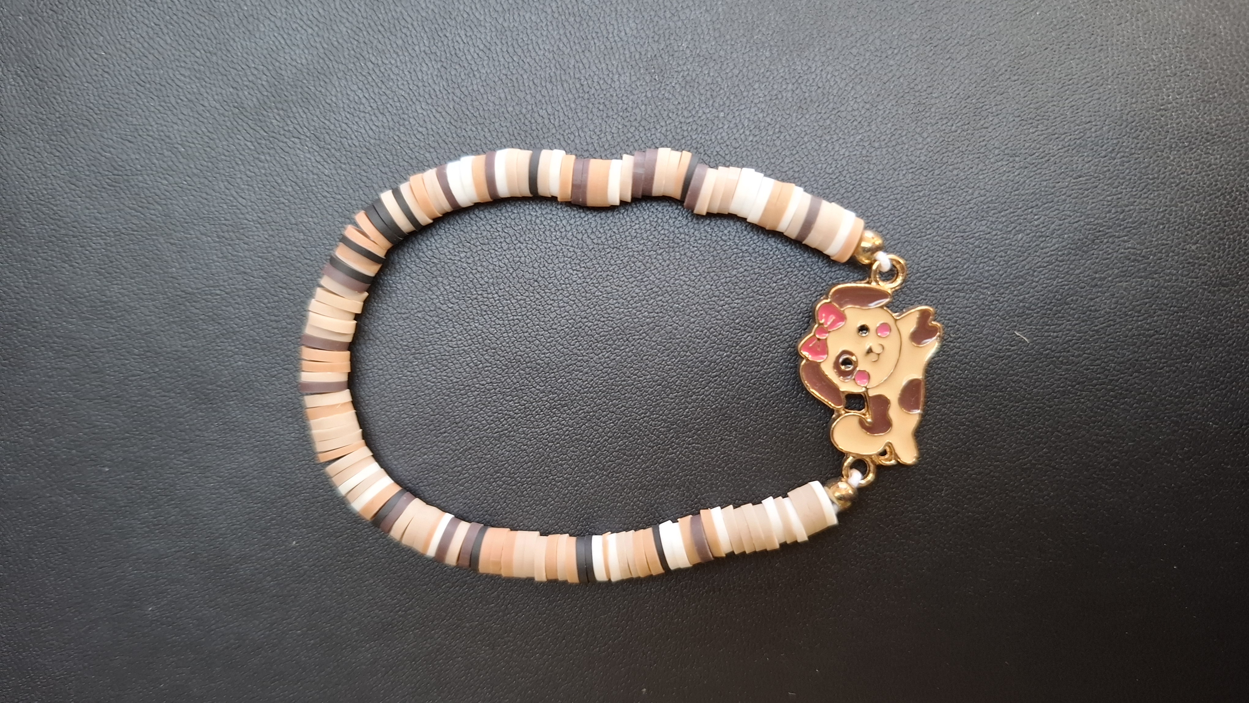 armband met div. bruin tinten met bruin hondje met roze strik