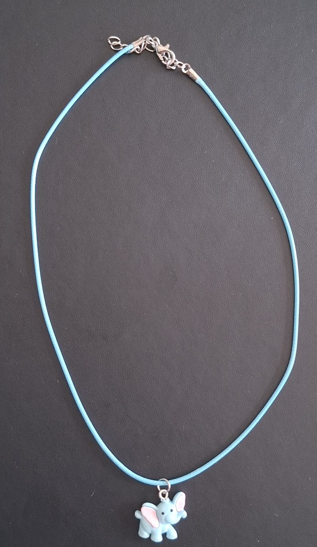 licht blauwe kunststof ketting met olifant