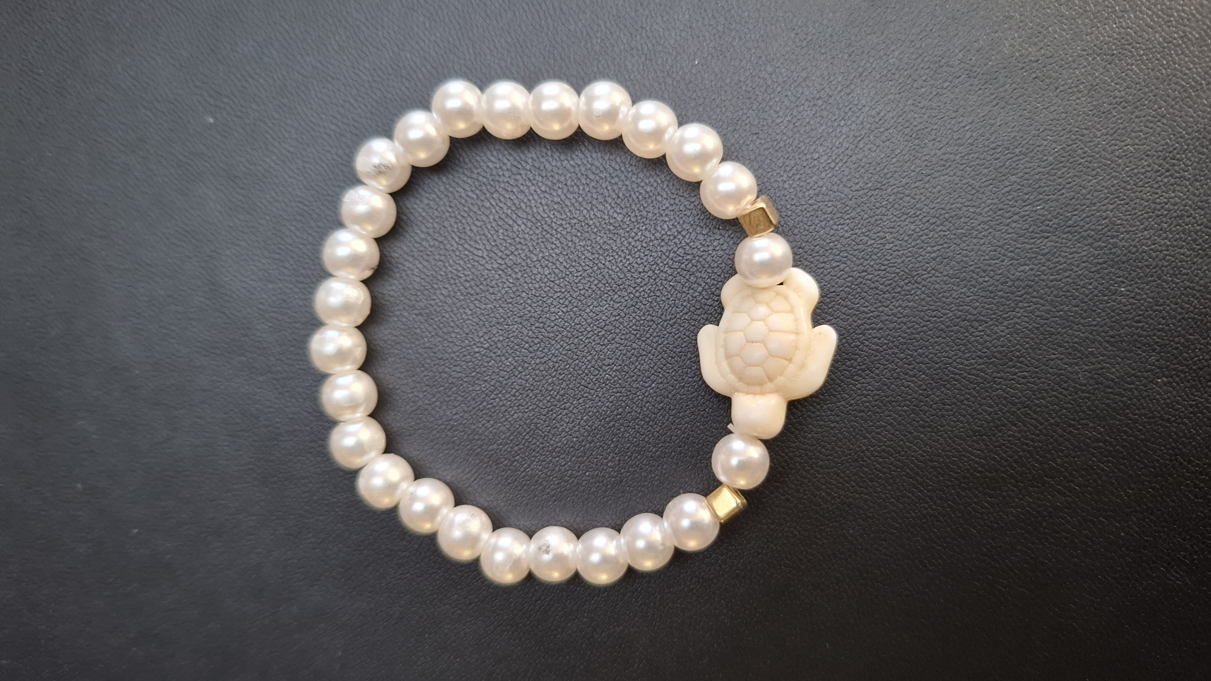 armband witte kralen met witte schilpad
