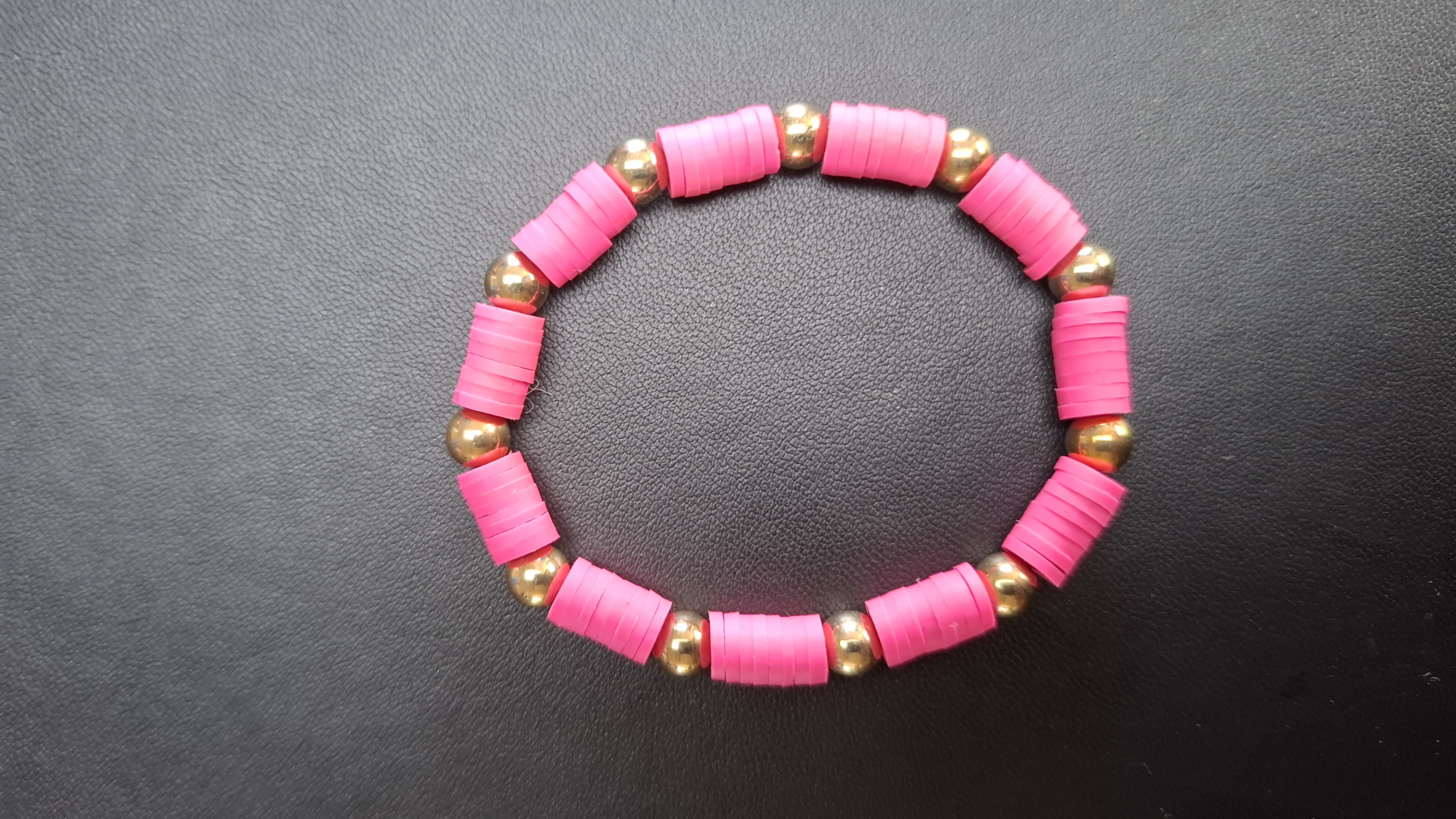 armband roze met goud kleurige kralen