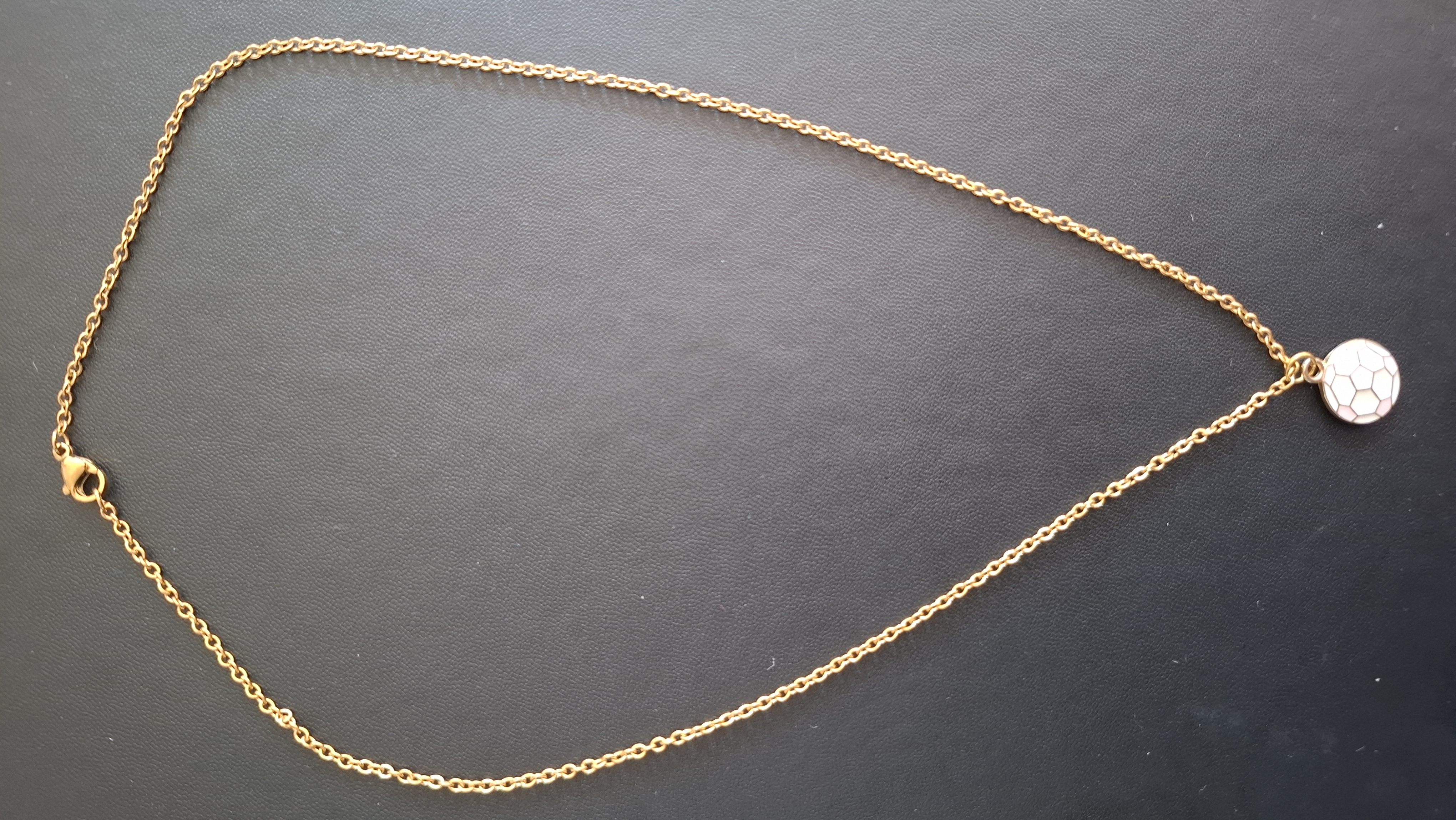 ketting in gouden kleur met witte bal