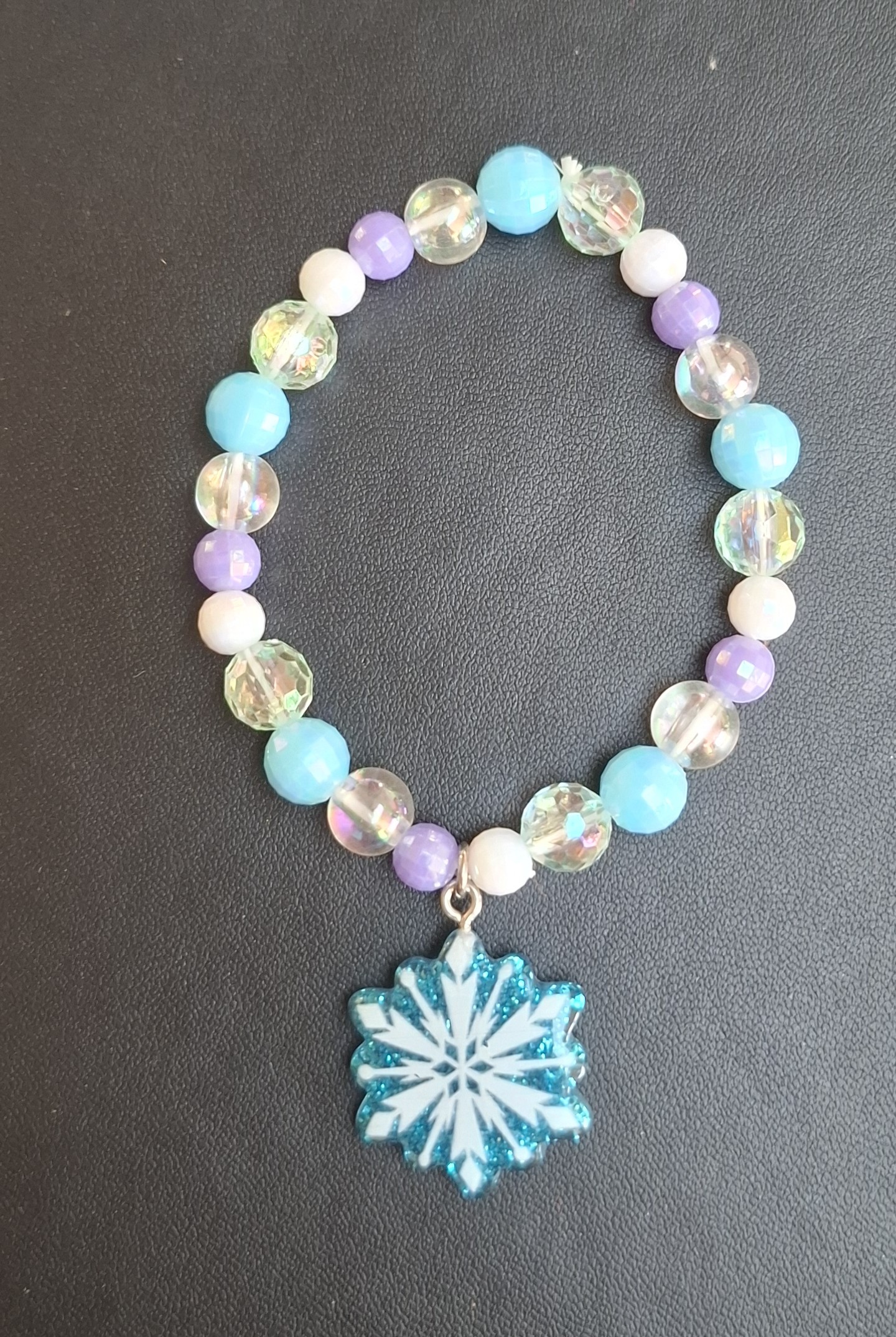 gekleurde kunststof armband met blauwe hanger