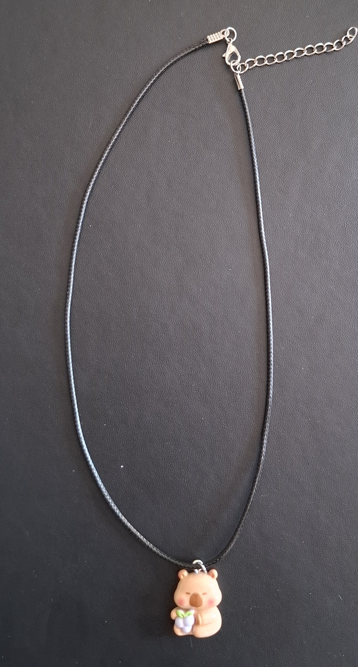 zwarte kunststof ketting met capibara met wit fruit