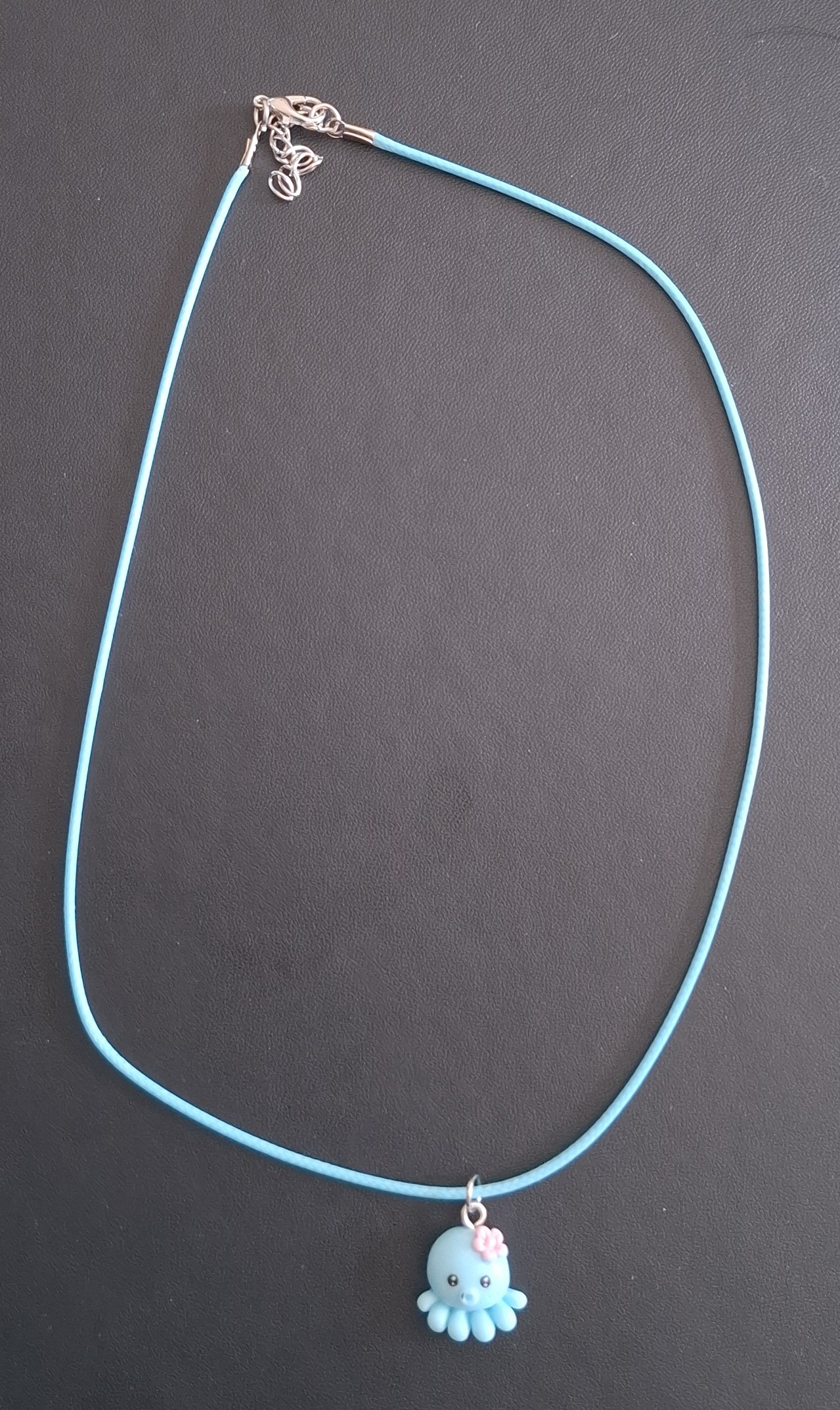 blauwe kunststof ketting met blauwe inktvis