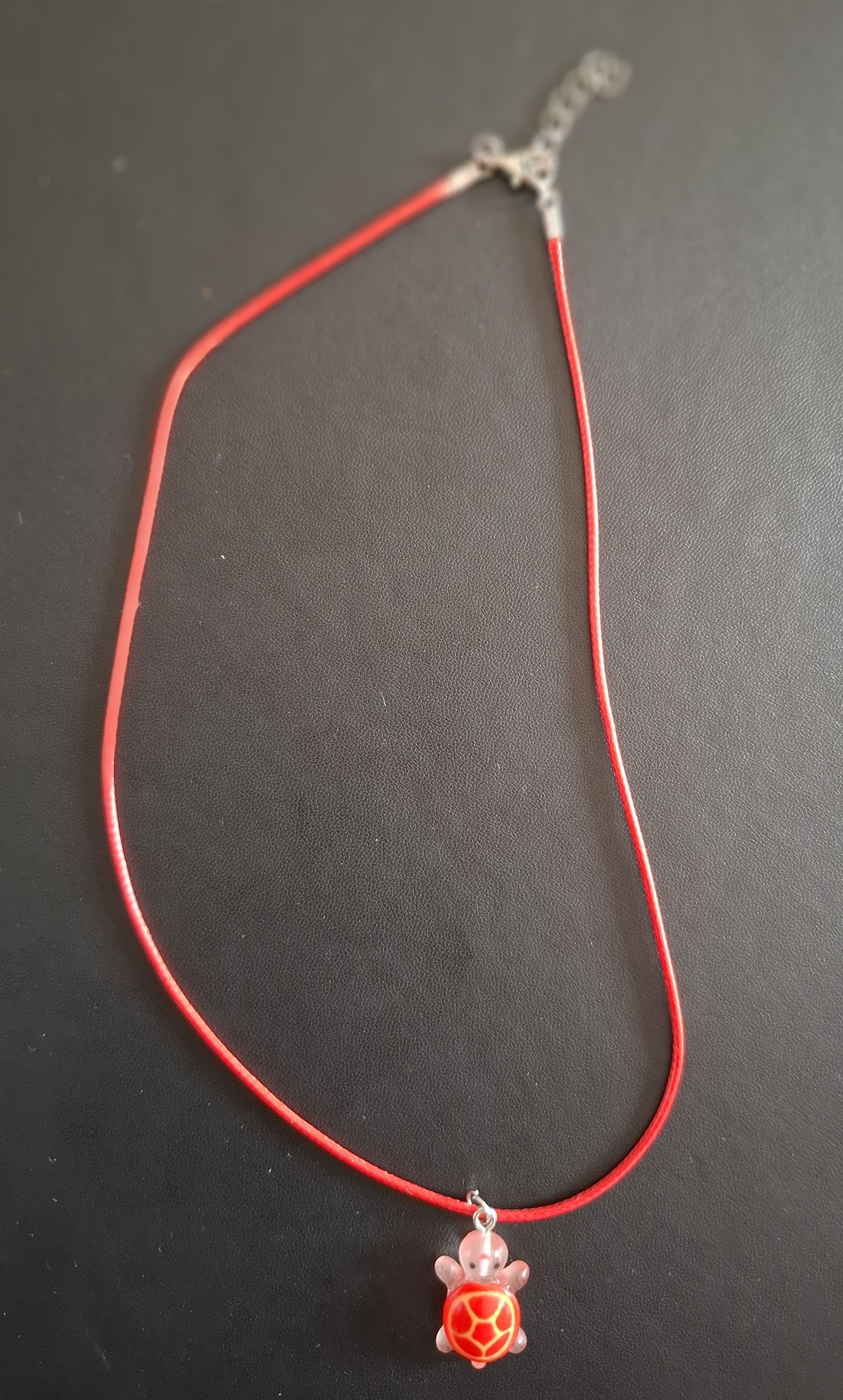 rode kunststof ketting met rood schilpadje