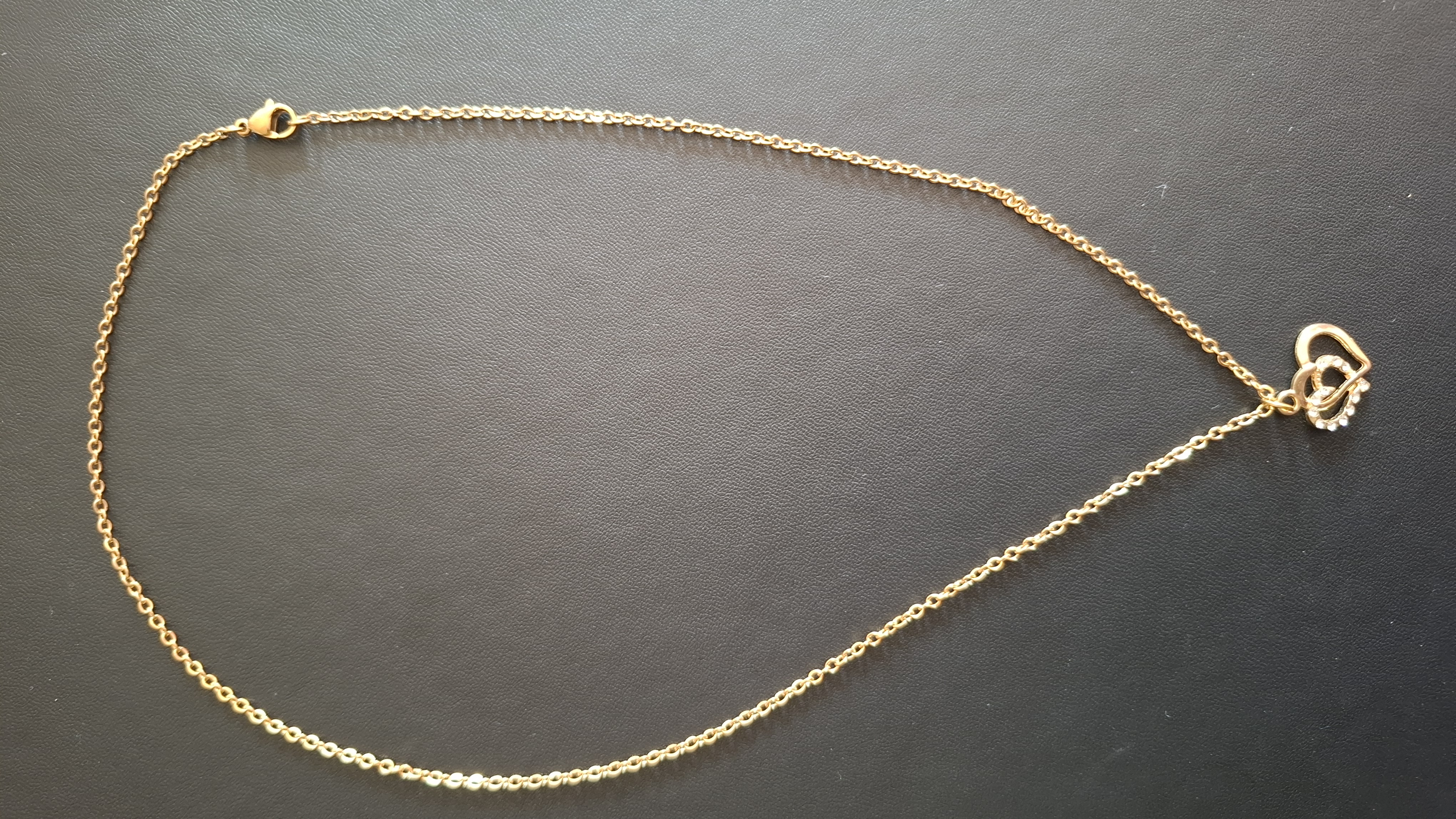 ketting in gouden kleur met 2 goud kleurige hartjes