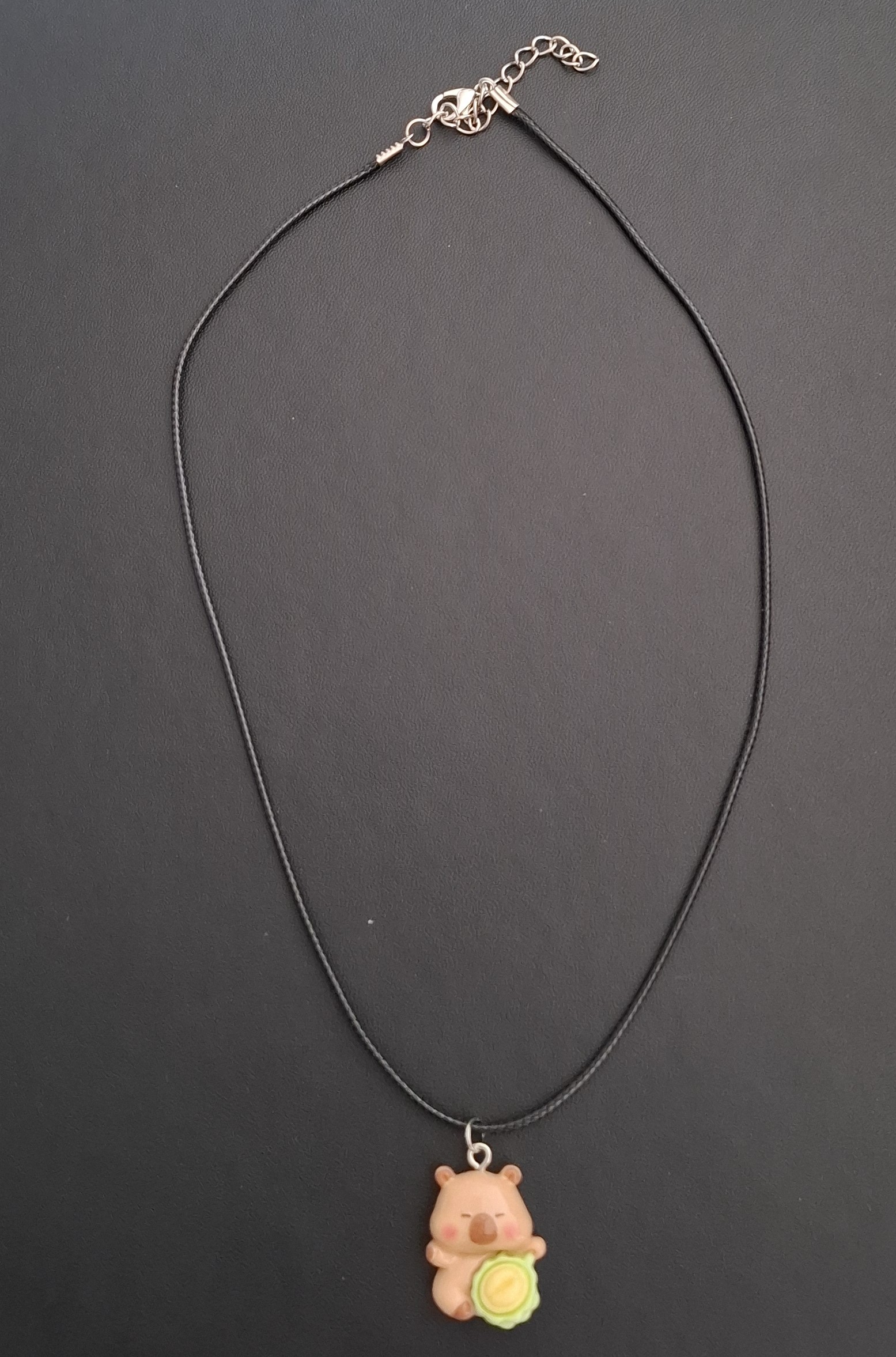 zwarte kunststof ketting met capibara met durian