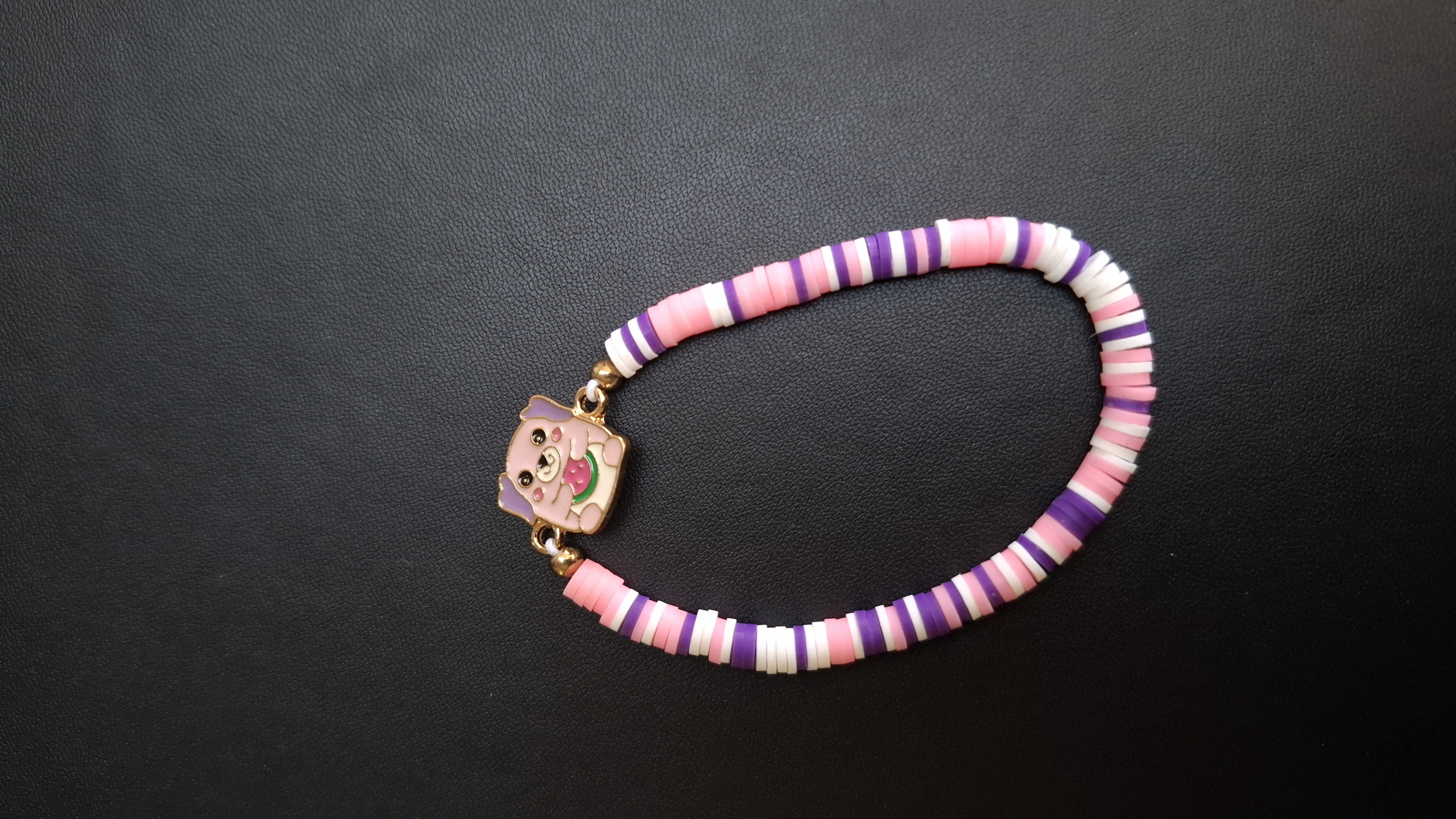 armband roze/paars/wit met roze/paars hondje
