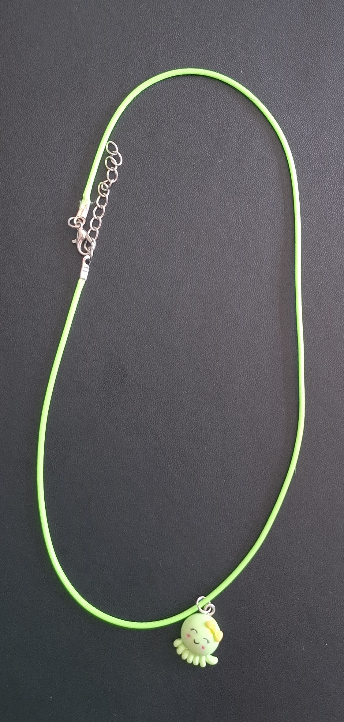 groene kunststof ketting met groene inktvis