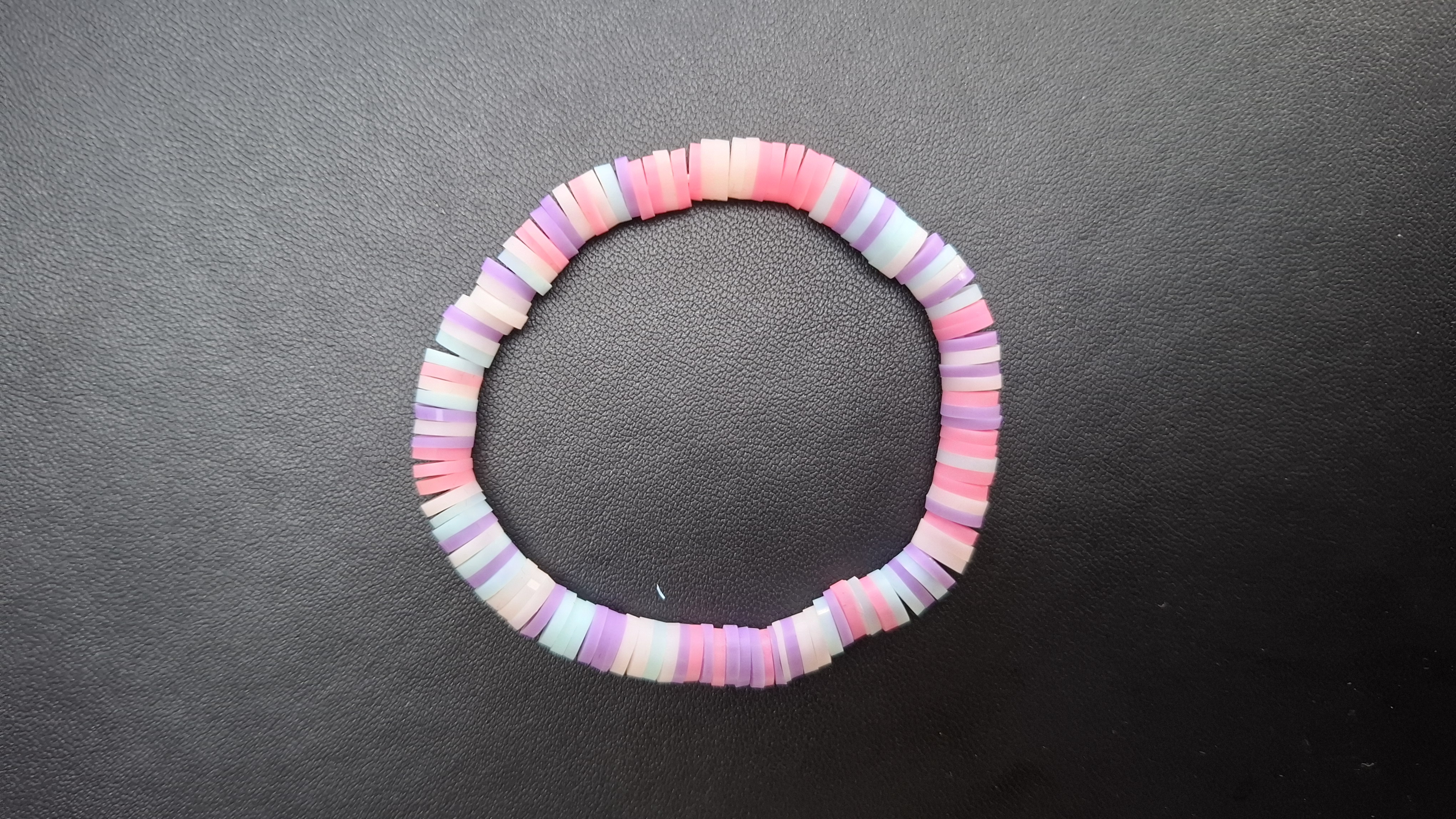 armband met pastelkleuren en paars