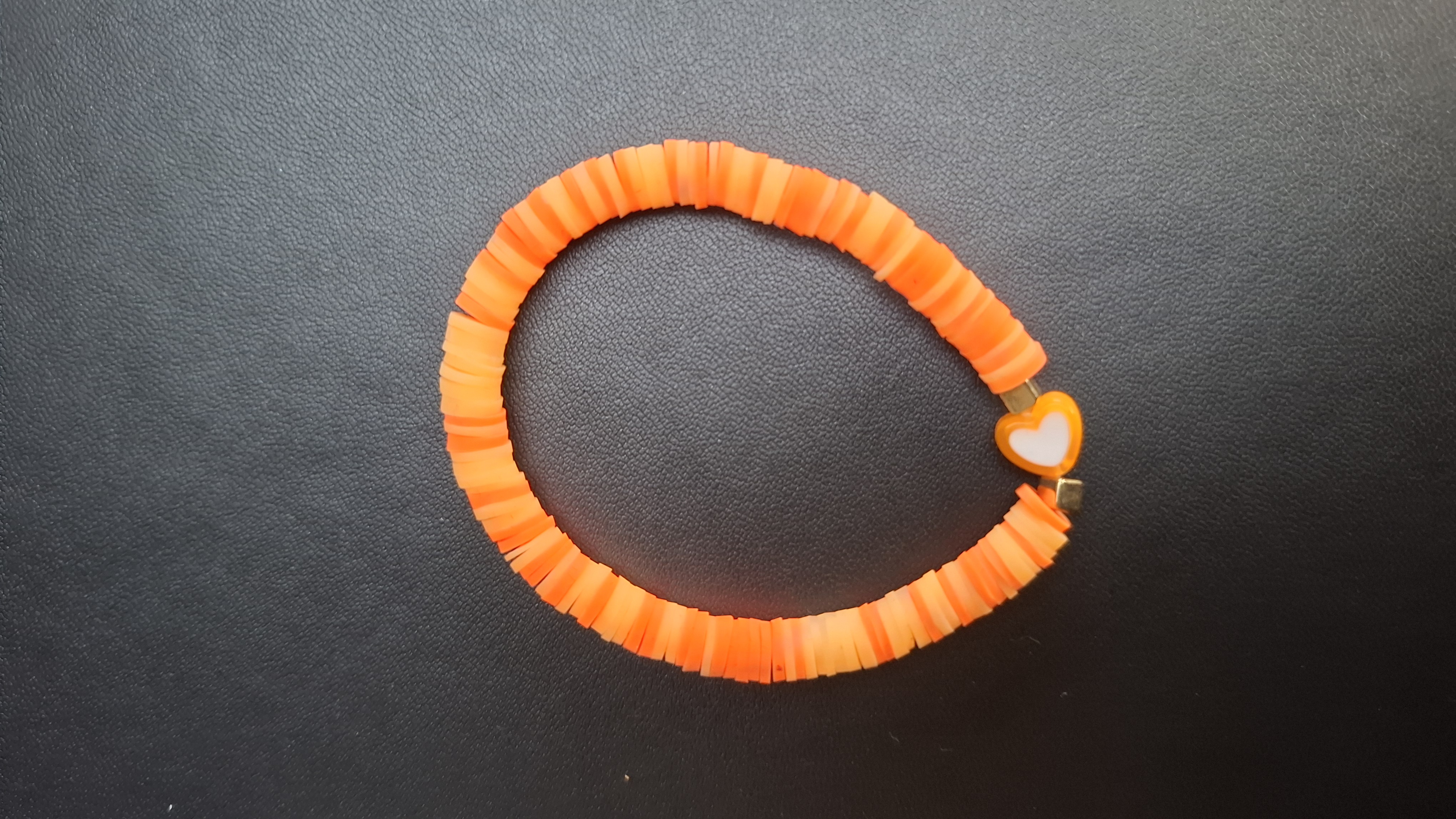 armband oranje/geel met oranje hartje