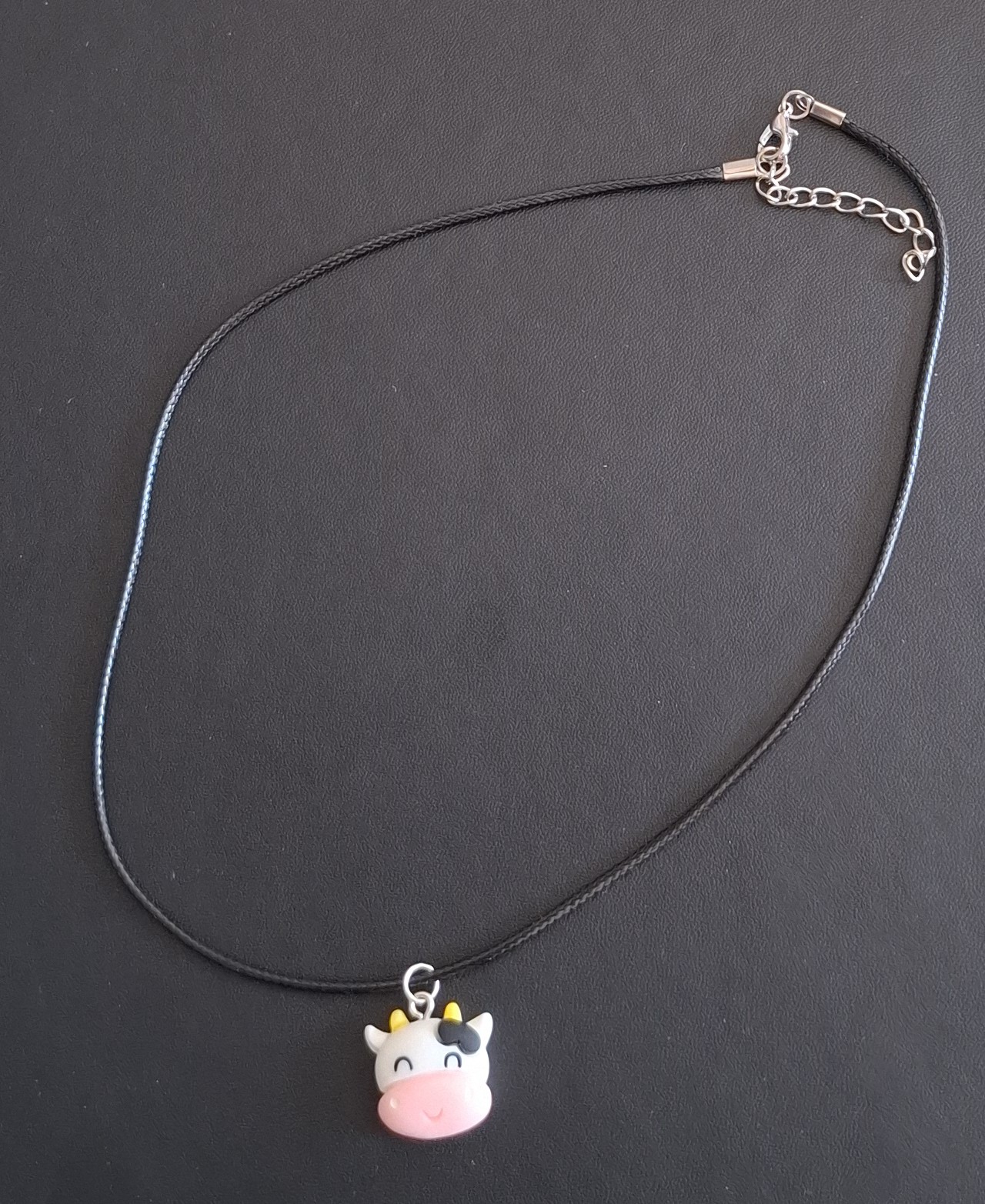 zwarte kunststof ketting met koe