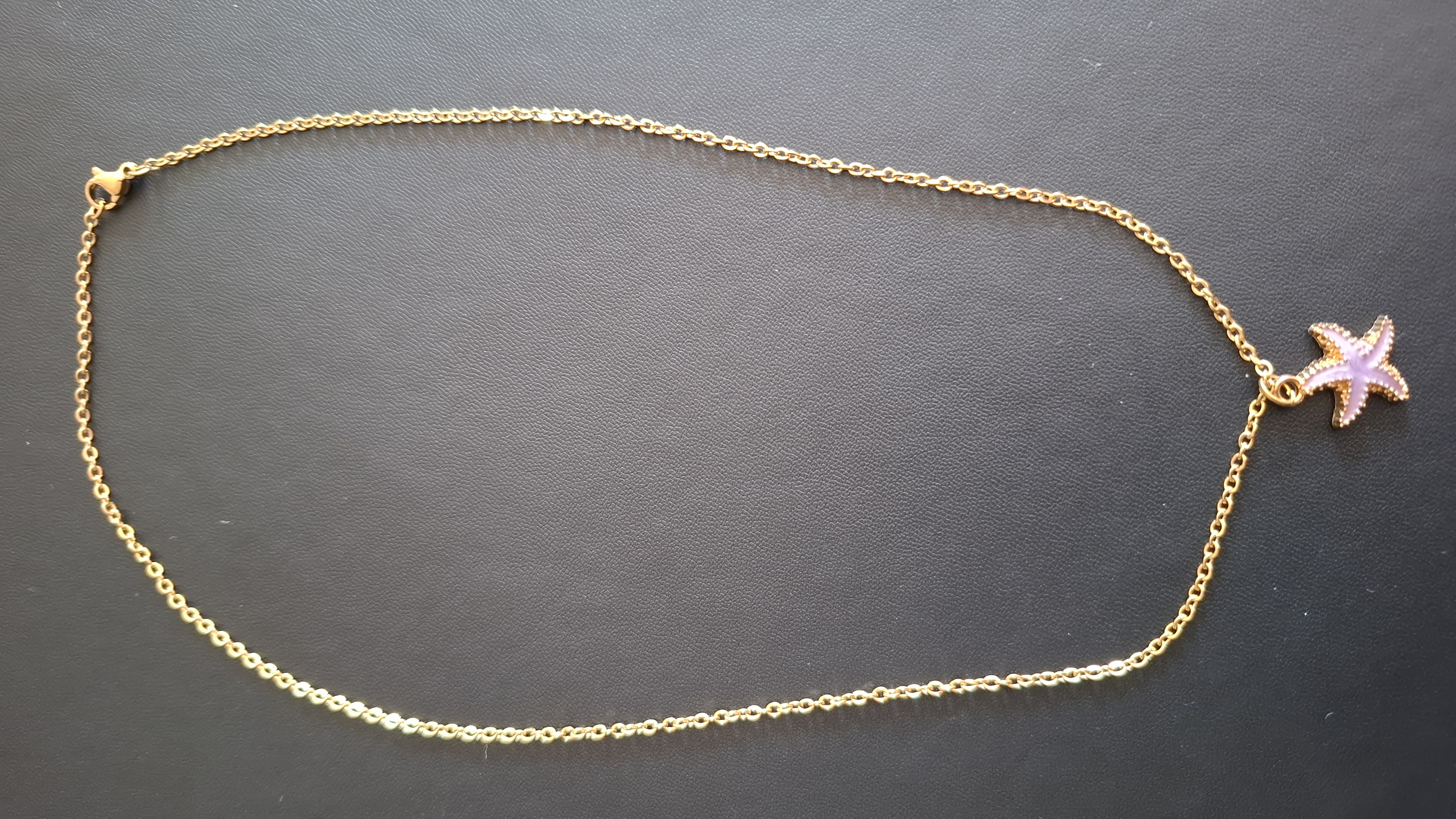 ketting in gouden kleur met lila zeester