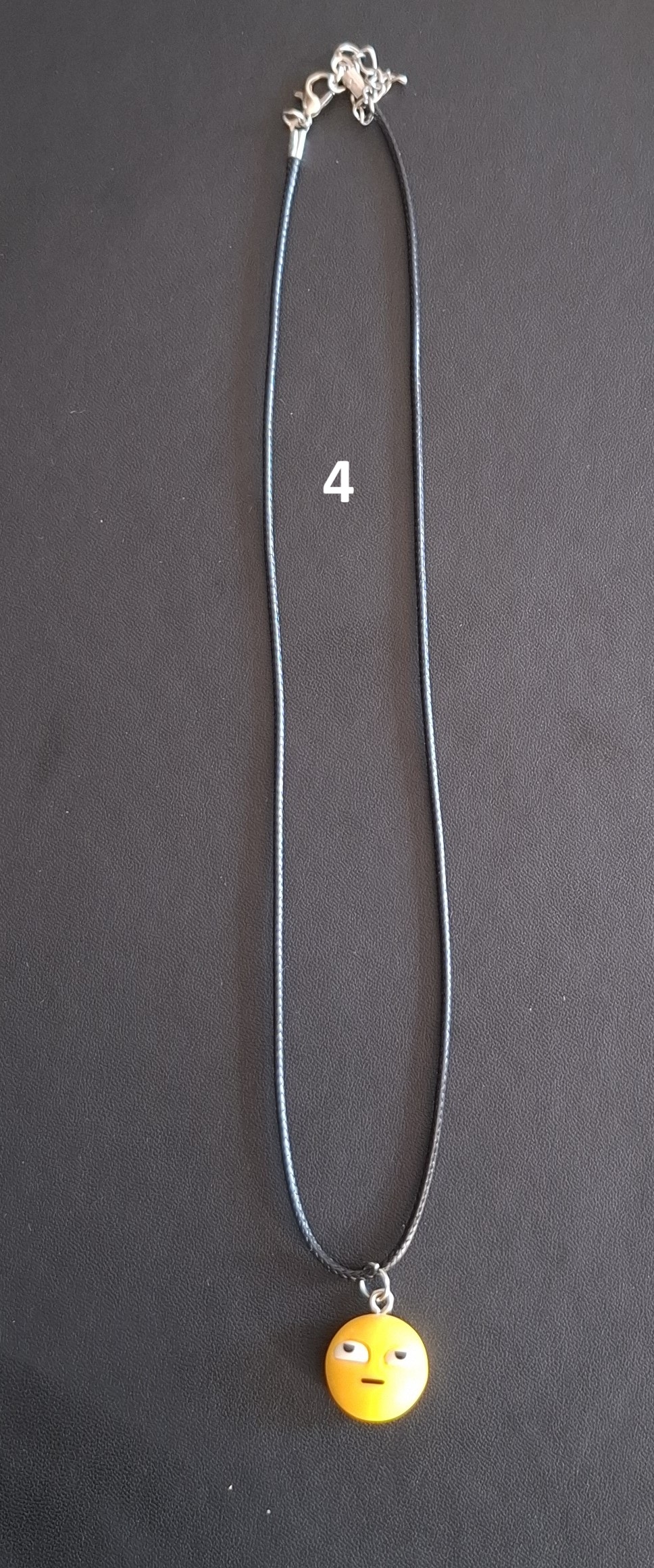 zwarte kunststof ketting gele smiley nr 4