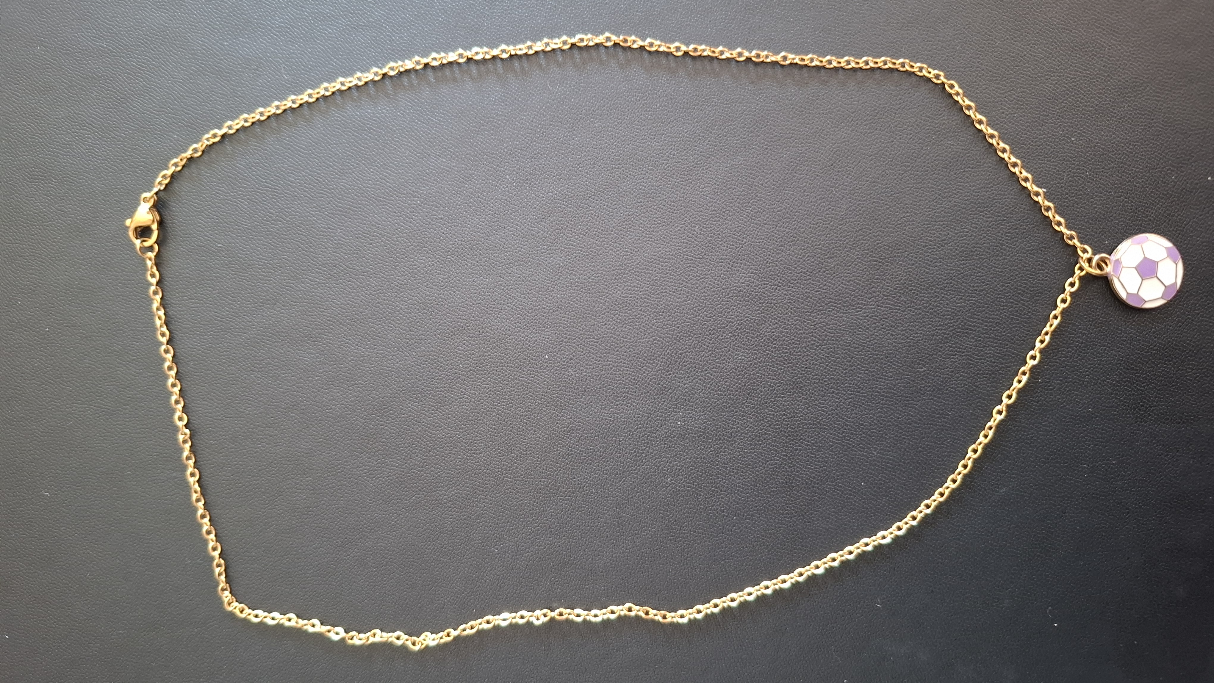 ketting in gouden kleur met wit en lila voetbal
