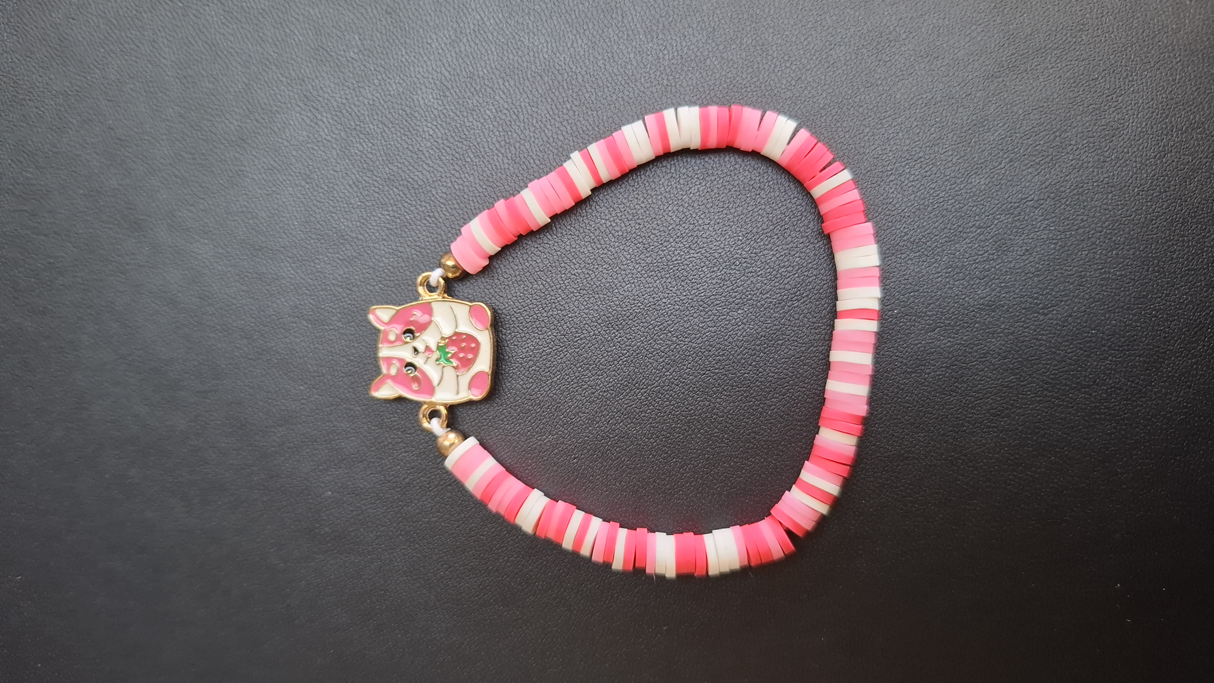 armband roze met roze katje met aardbei