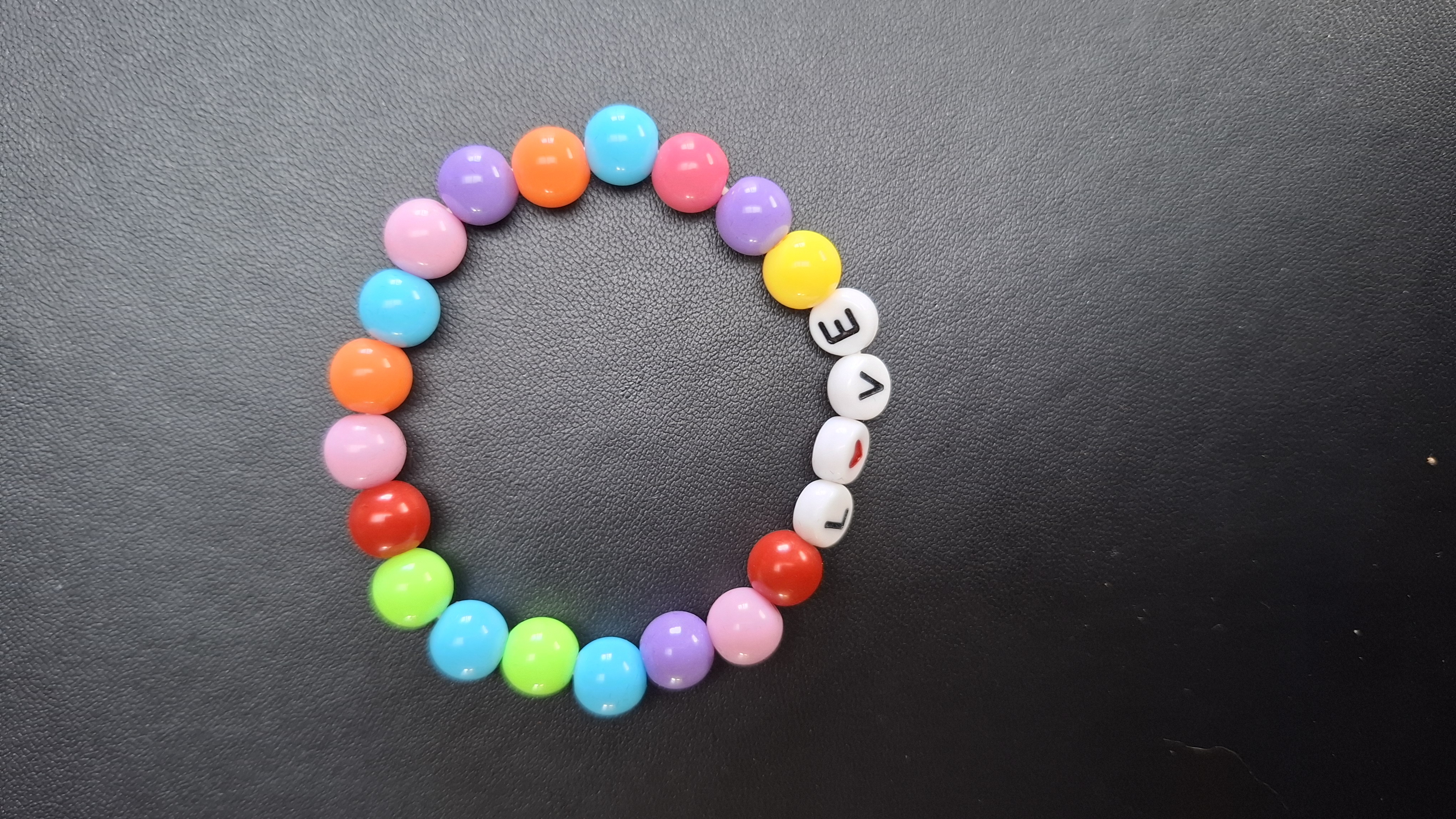 armband met gekleurde kralen en love