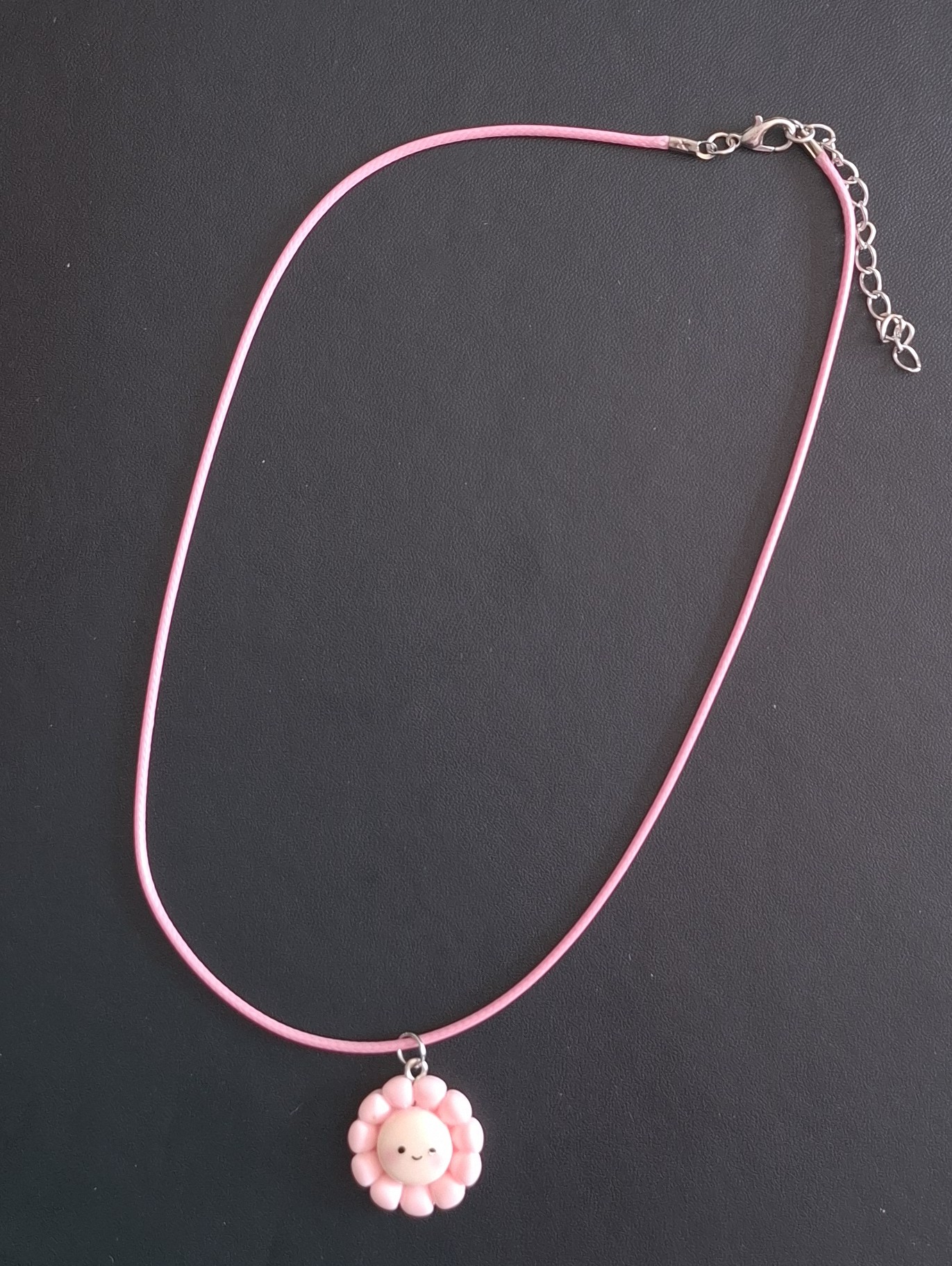 licht roze kunststof ketting met licht roze bloem