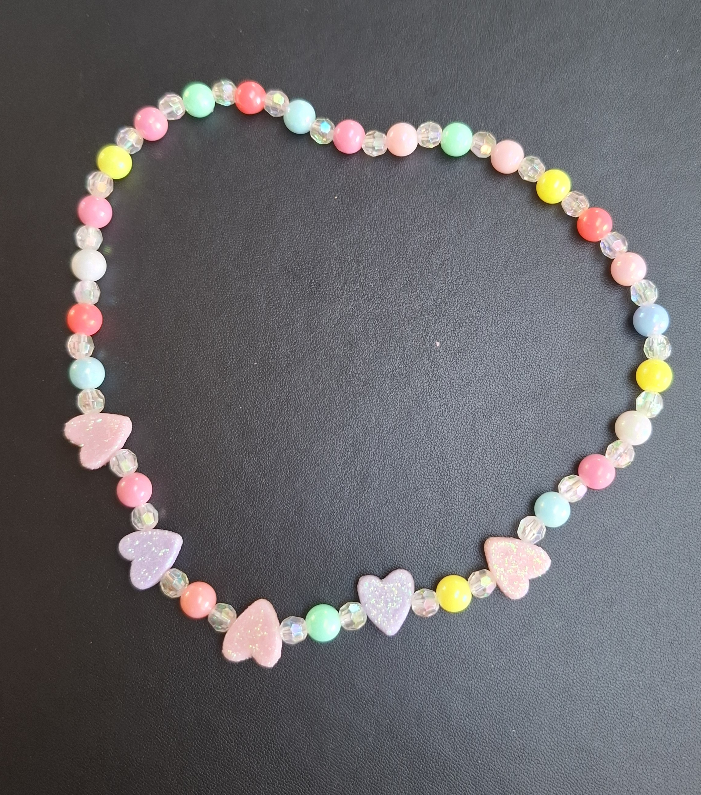 gekleurde kunststof ketting met hartjes