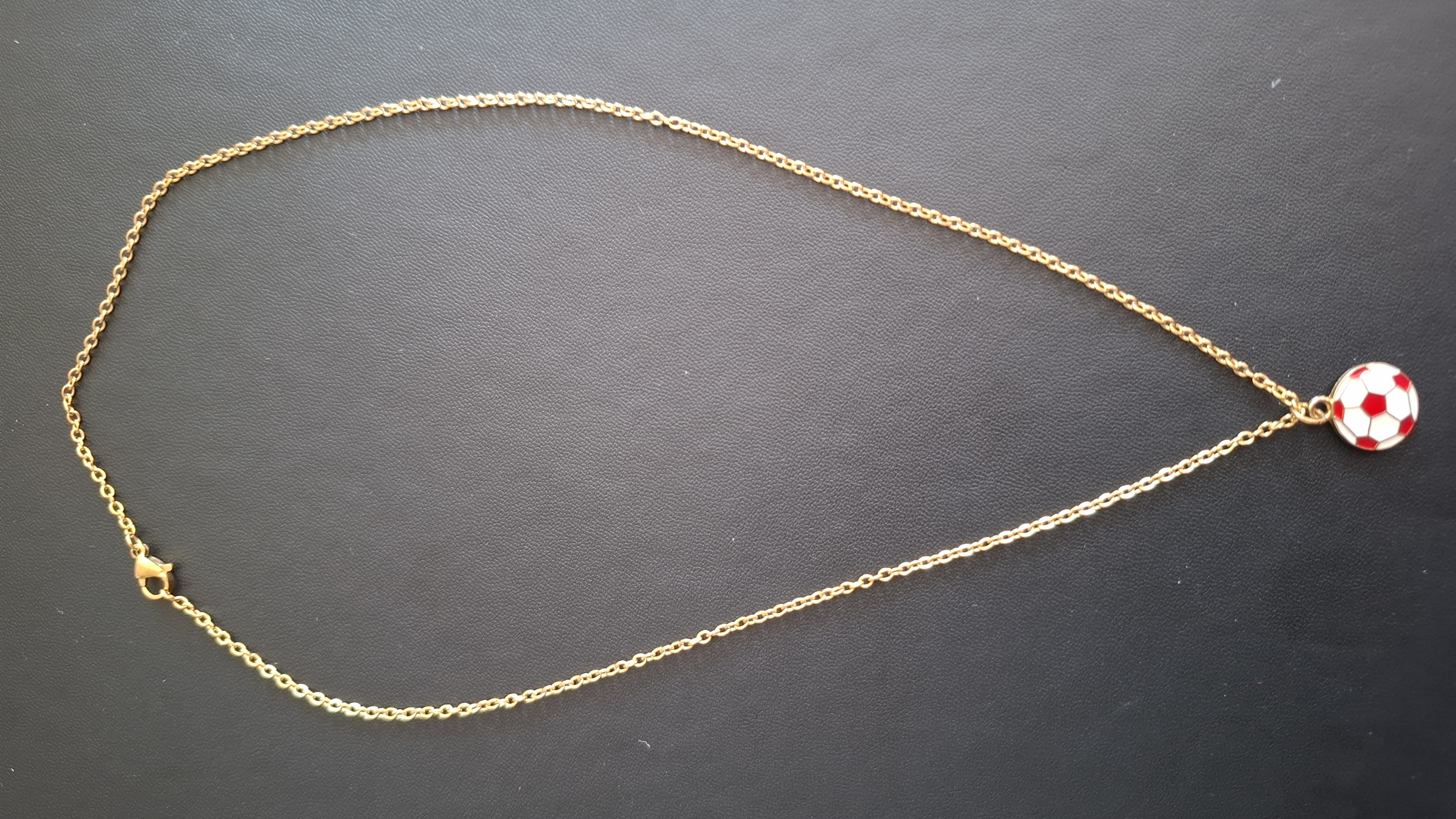 ketting in gouden kleur met wit met rode voetbal