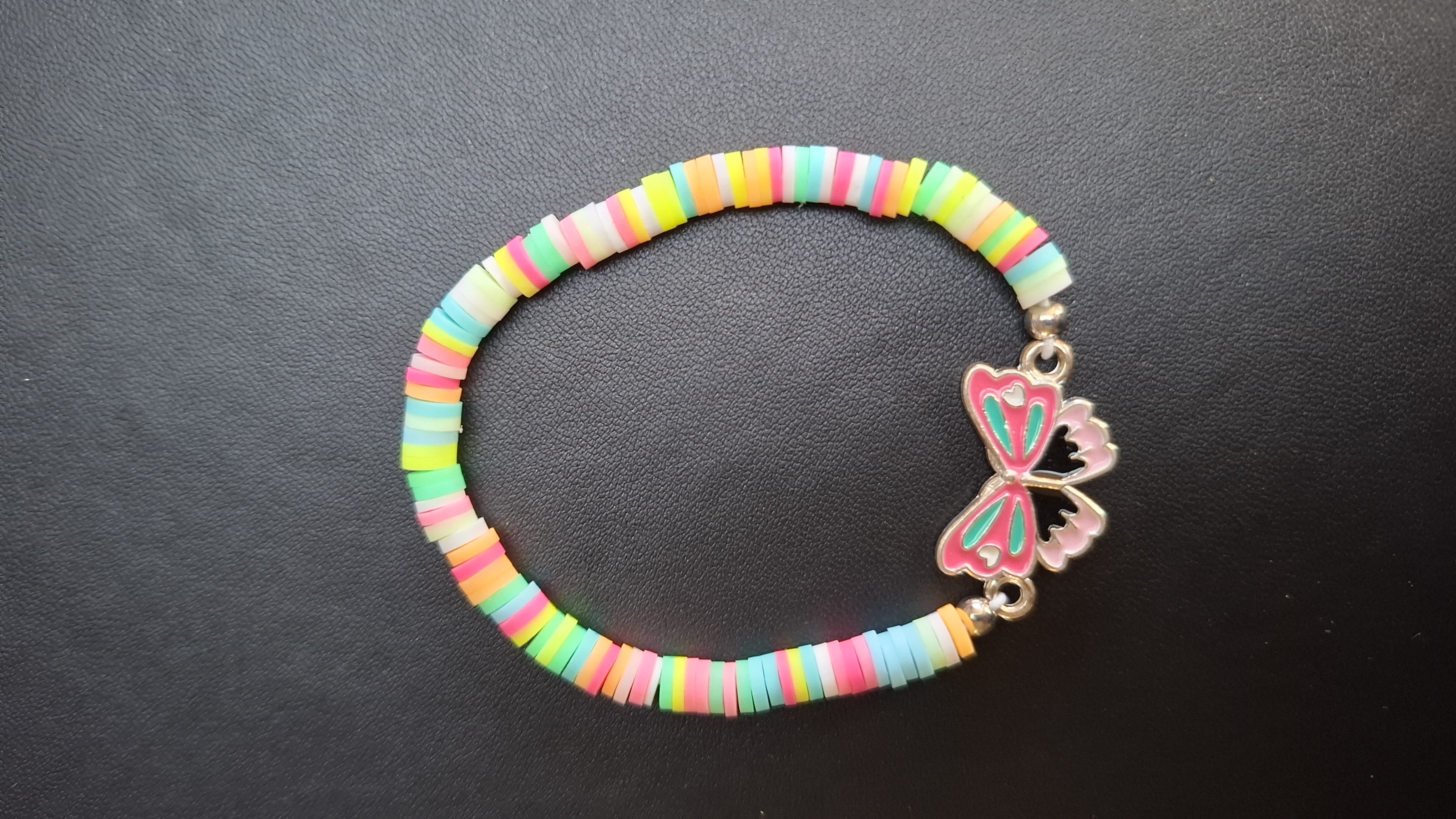 armband div. kleuren met roze vlinder