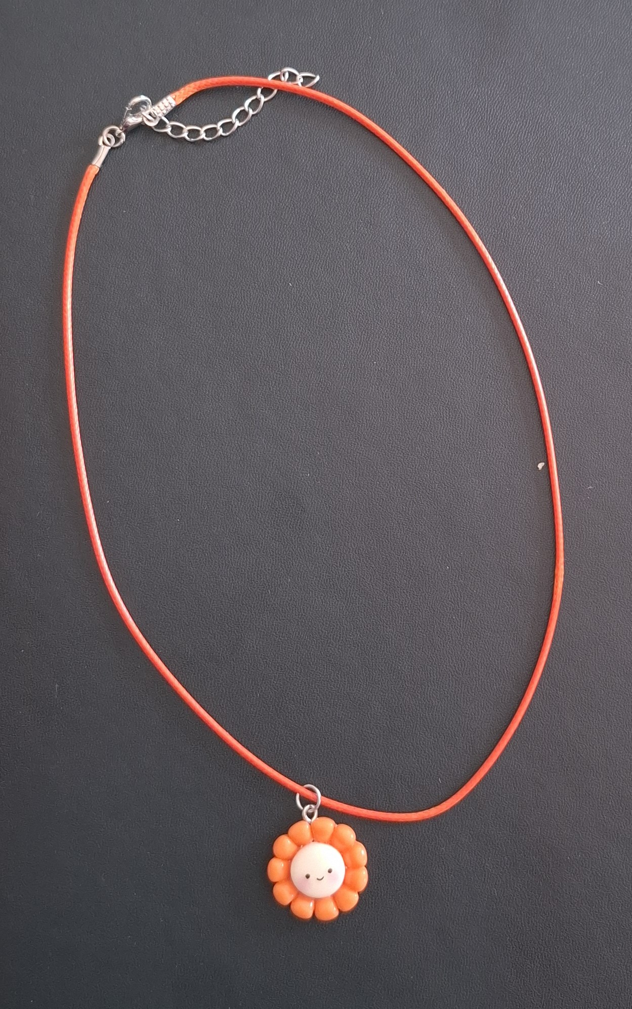oranje kunststof ketting met oranje bloem