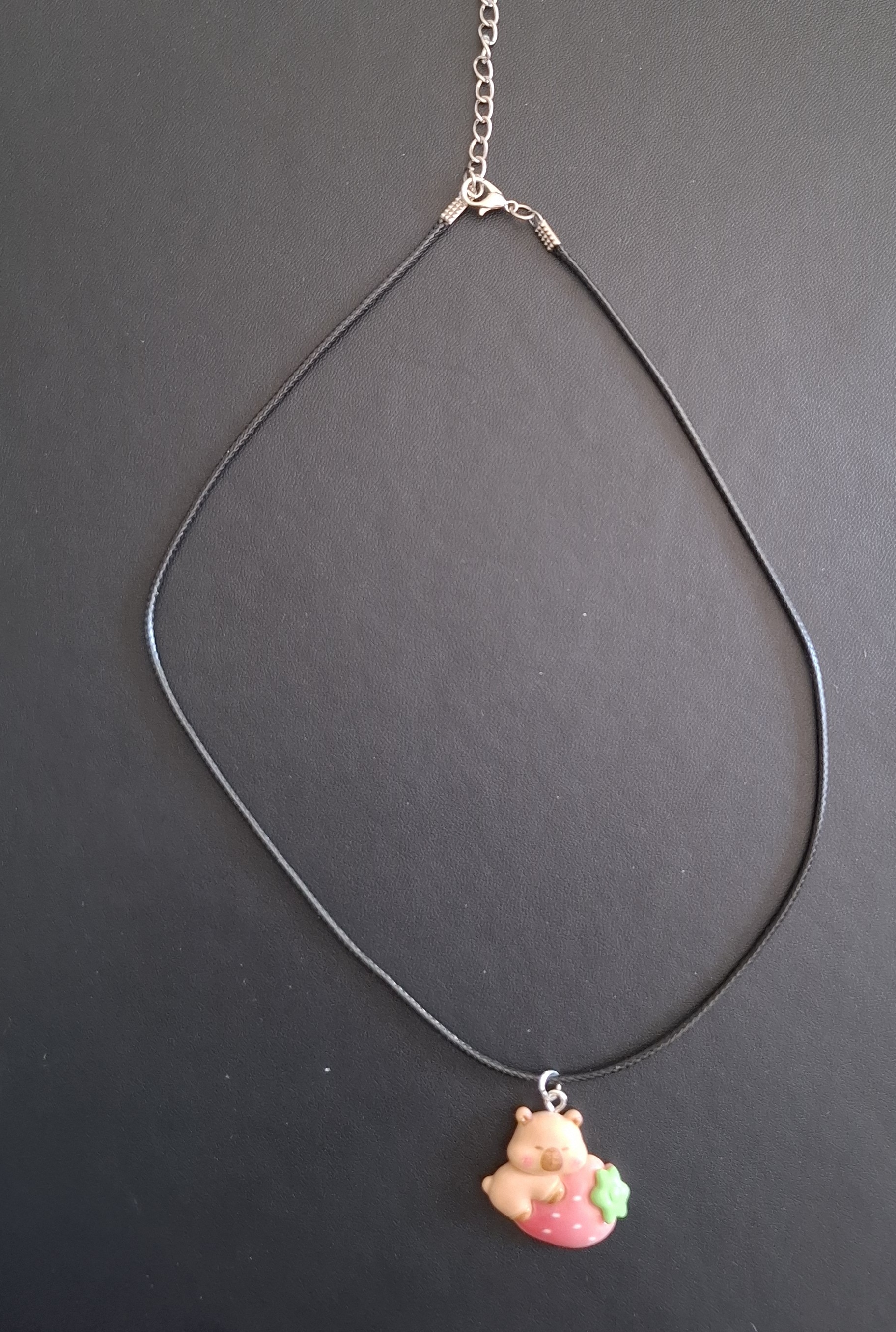 zwarte kunststof ketting met capibara met aardbei