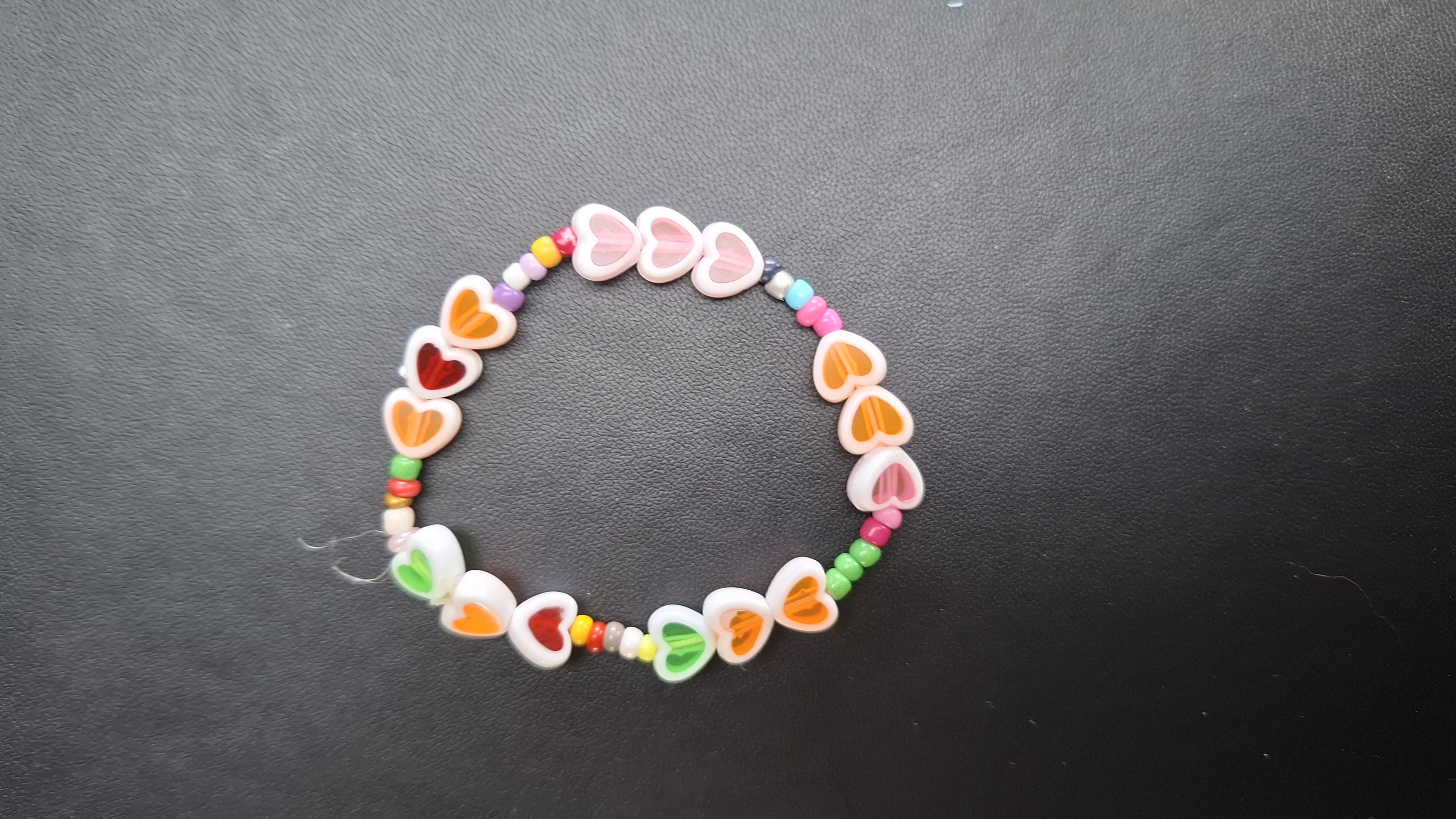 armband met kleine kraaltjes en hartjes