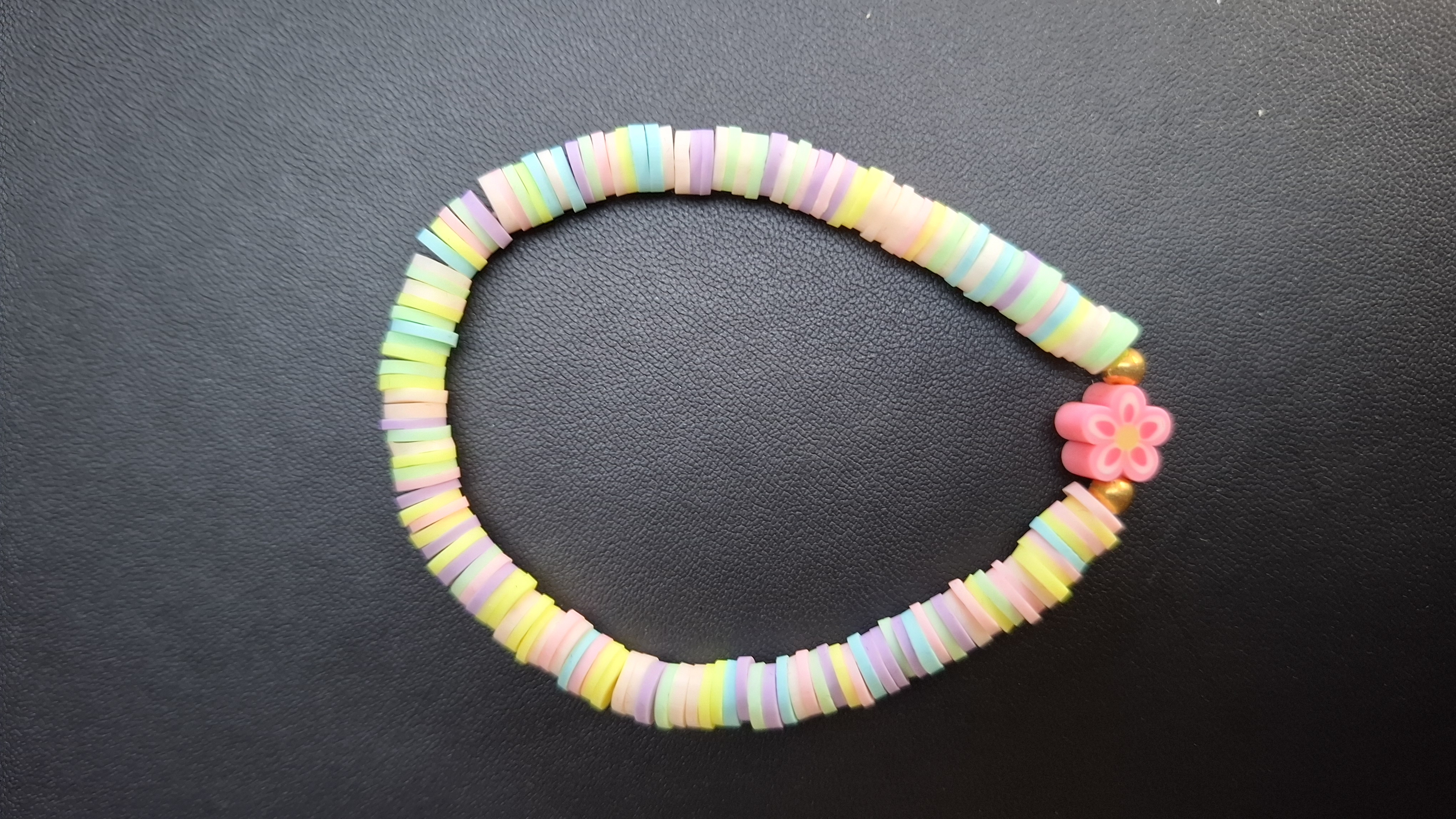 armband div. pastel kleuren met roze bloem