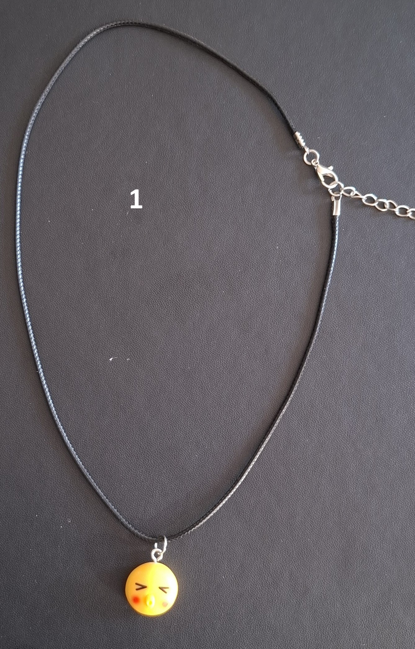 zwarte kunststof ketting gele smiley nr 1