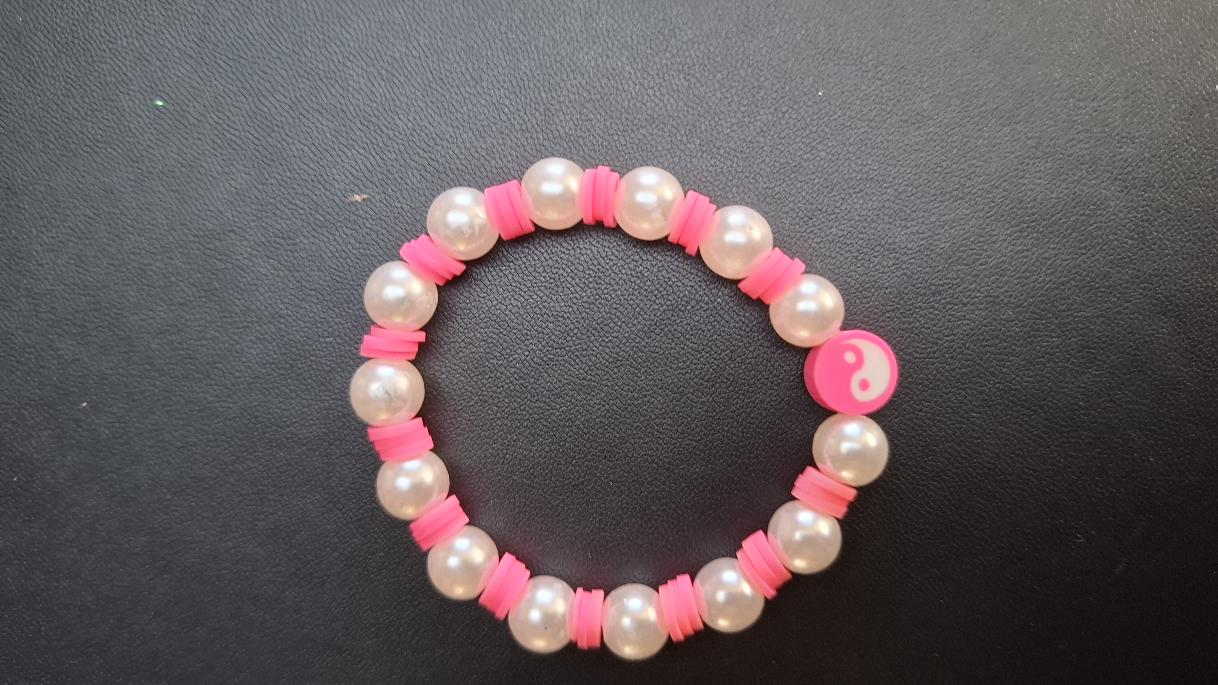 armband wit/roze met Yin en yang