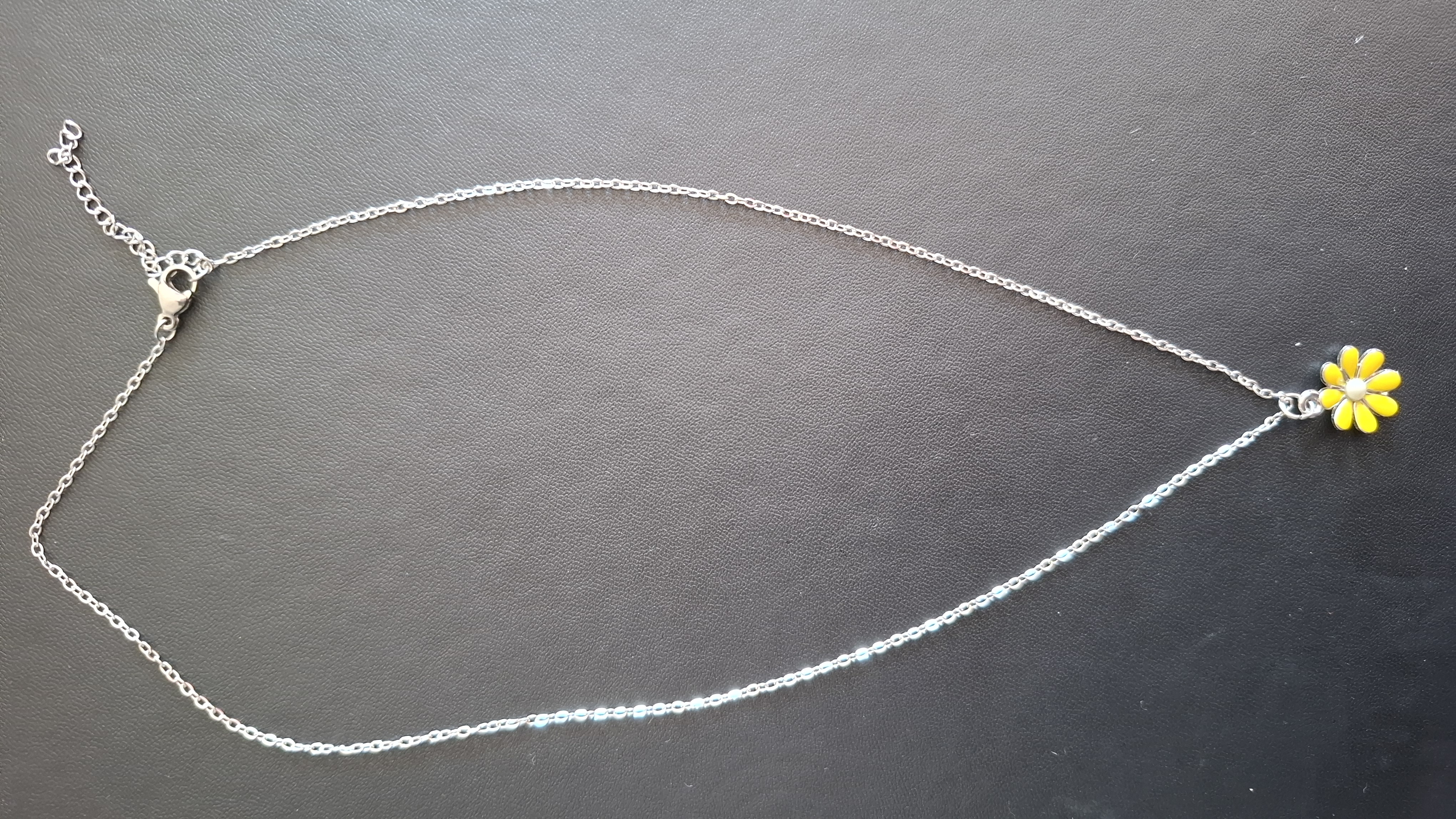 ketting in zilveren kleur met gele bloem