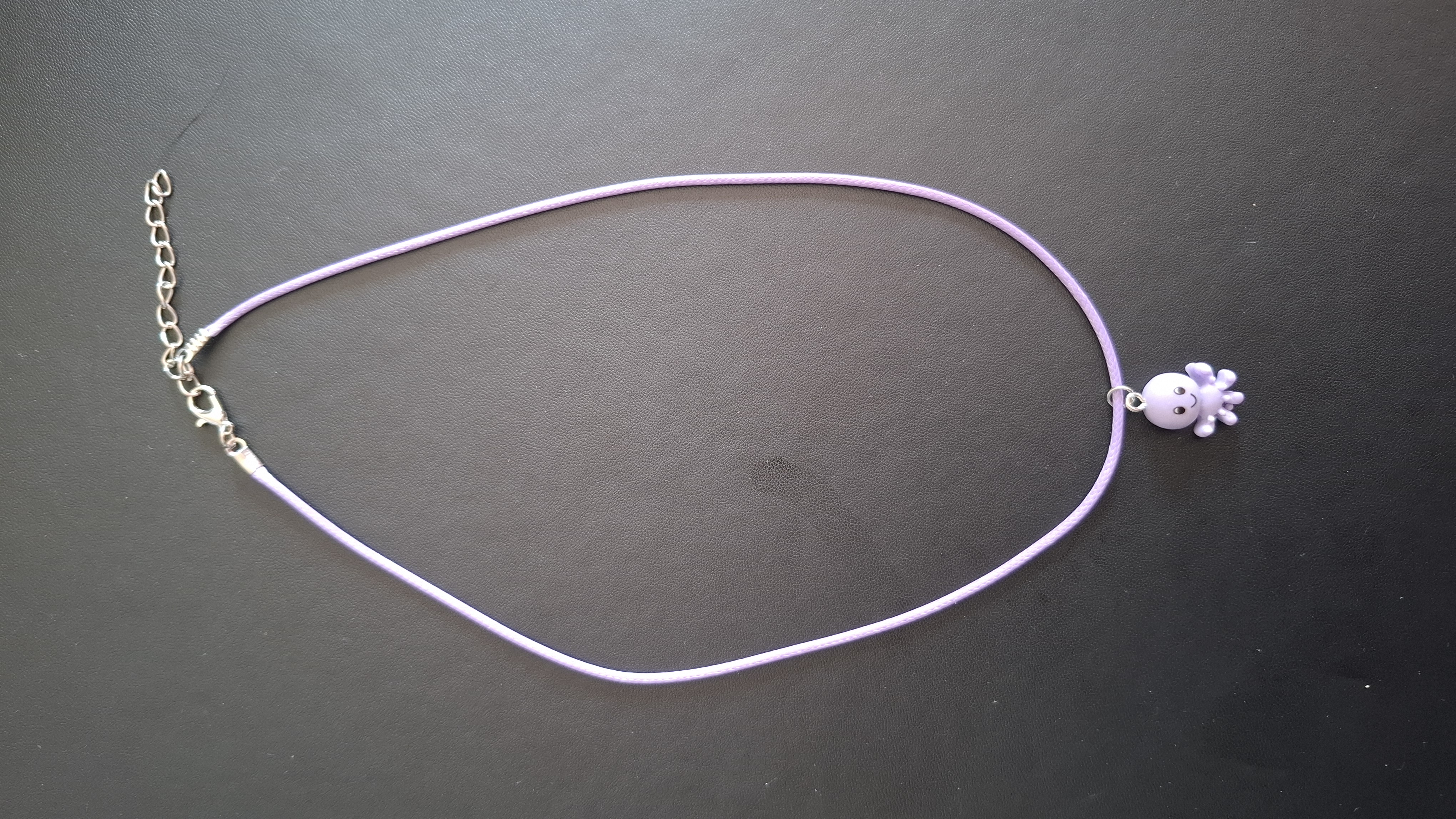 lila kunststof ketting met lila inktvis