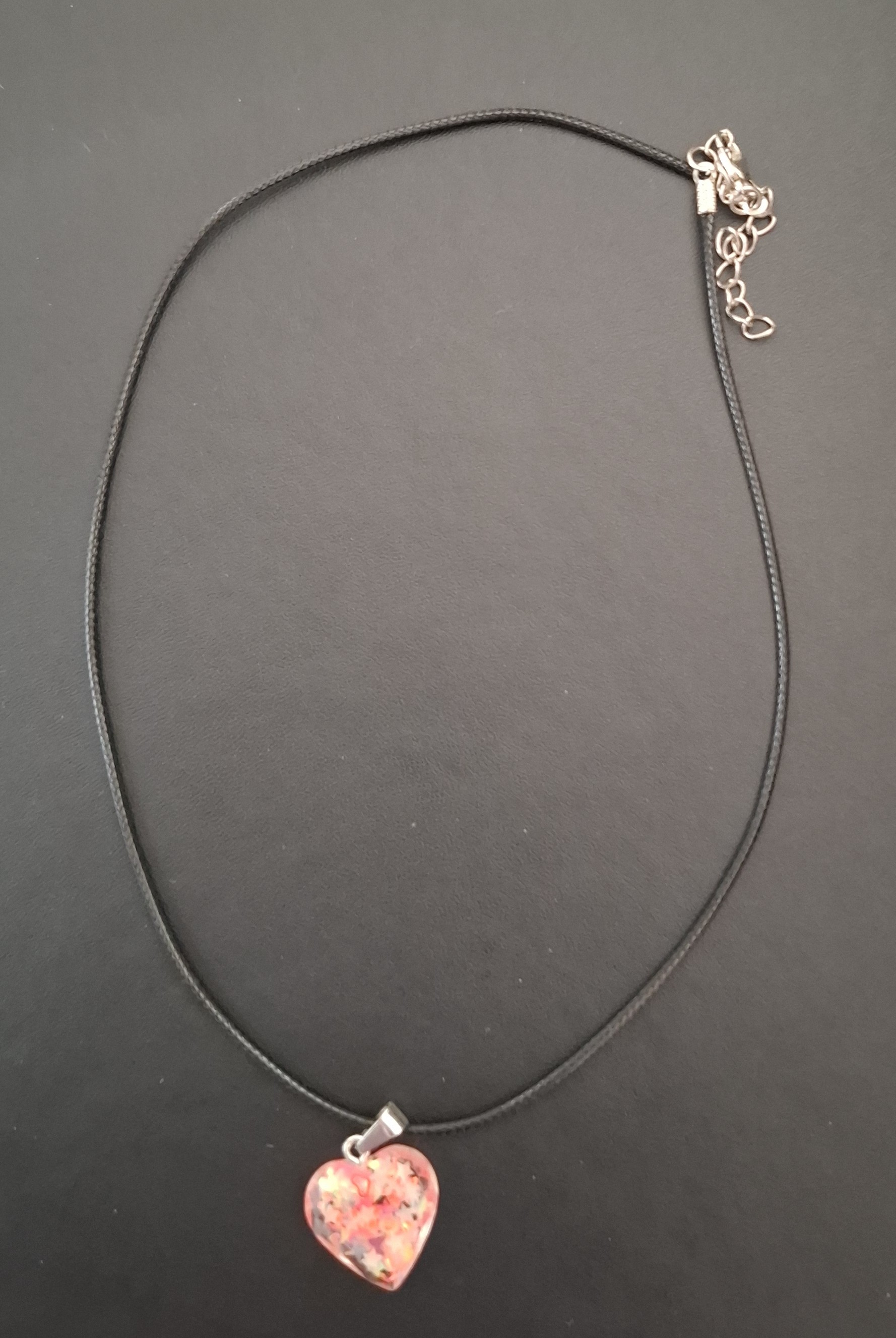 zwarte kunststof ketting met rood hartje
