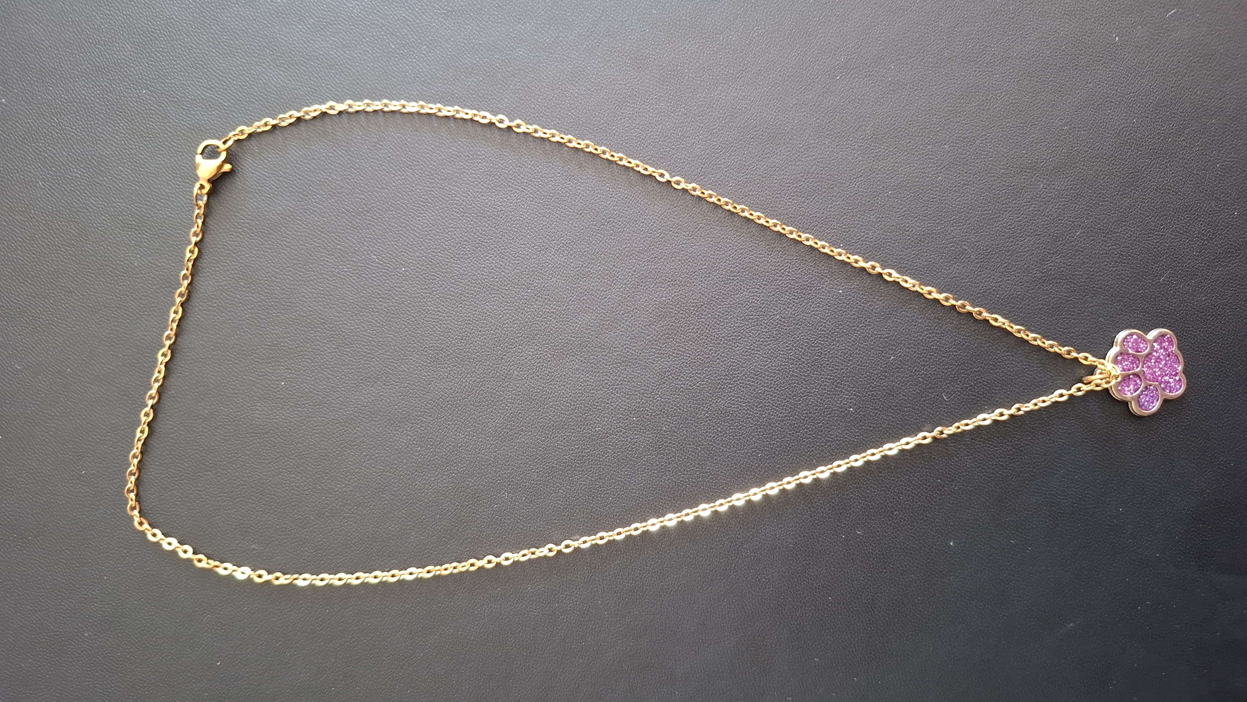 ketting in gouden kleur met paars pootje