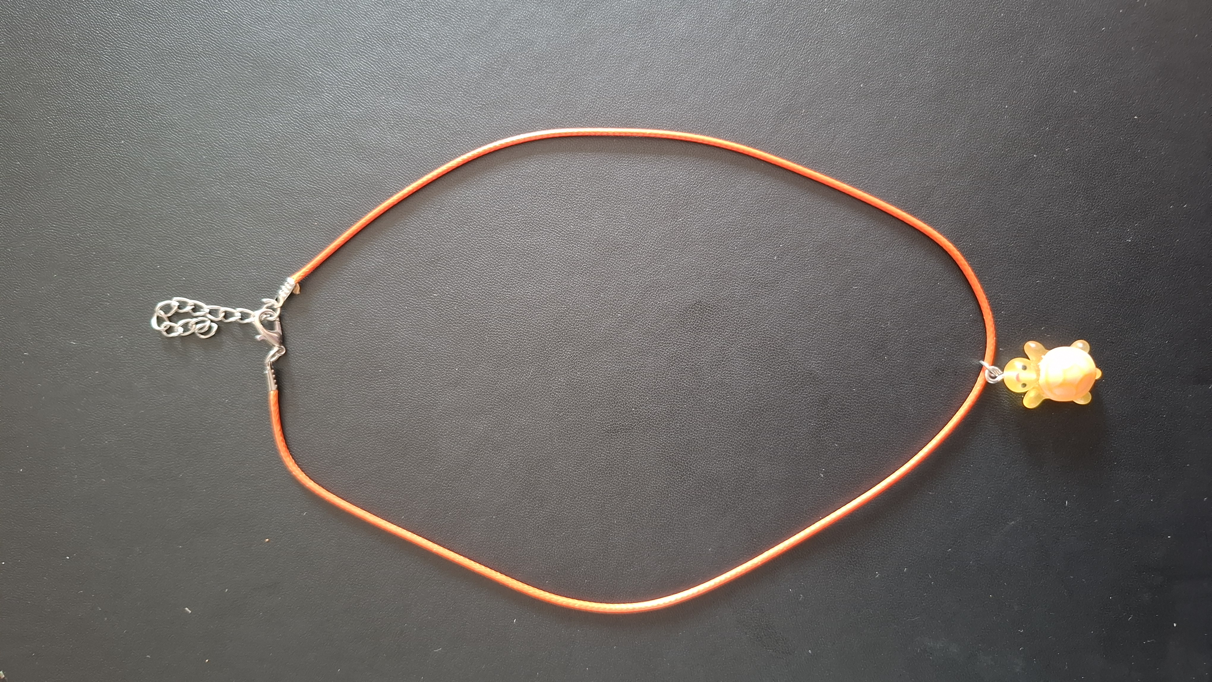 oranje kunststof ketting met oranje schilpadje