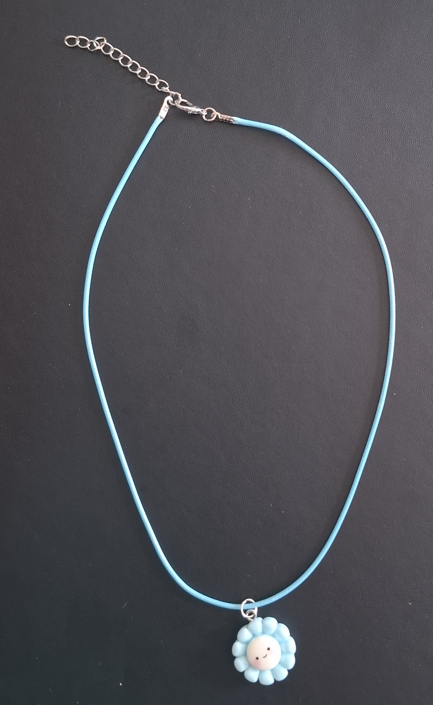 blauwe kunststof ketting met blauwe bloem
