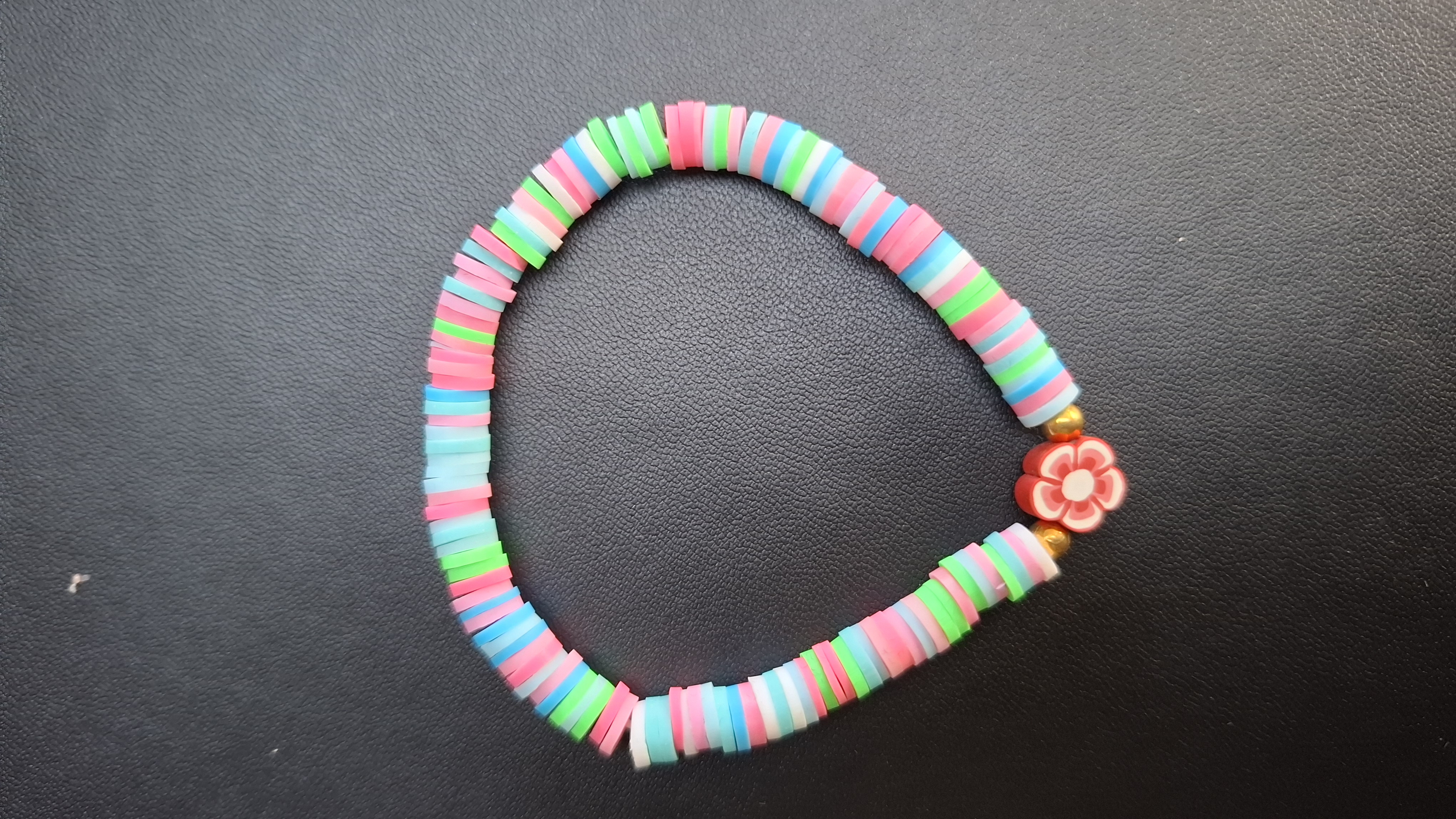armband div. kleuren met rode bloem