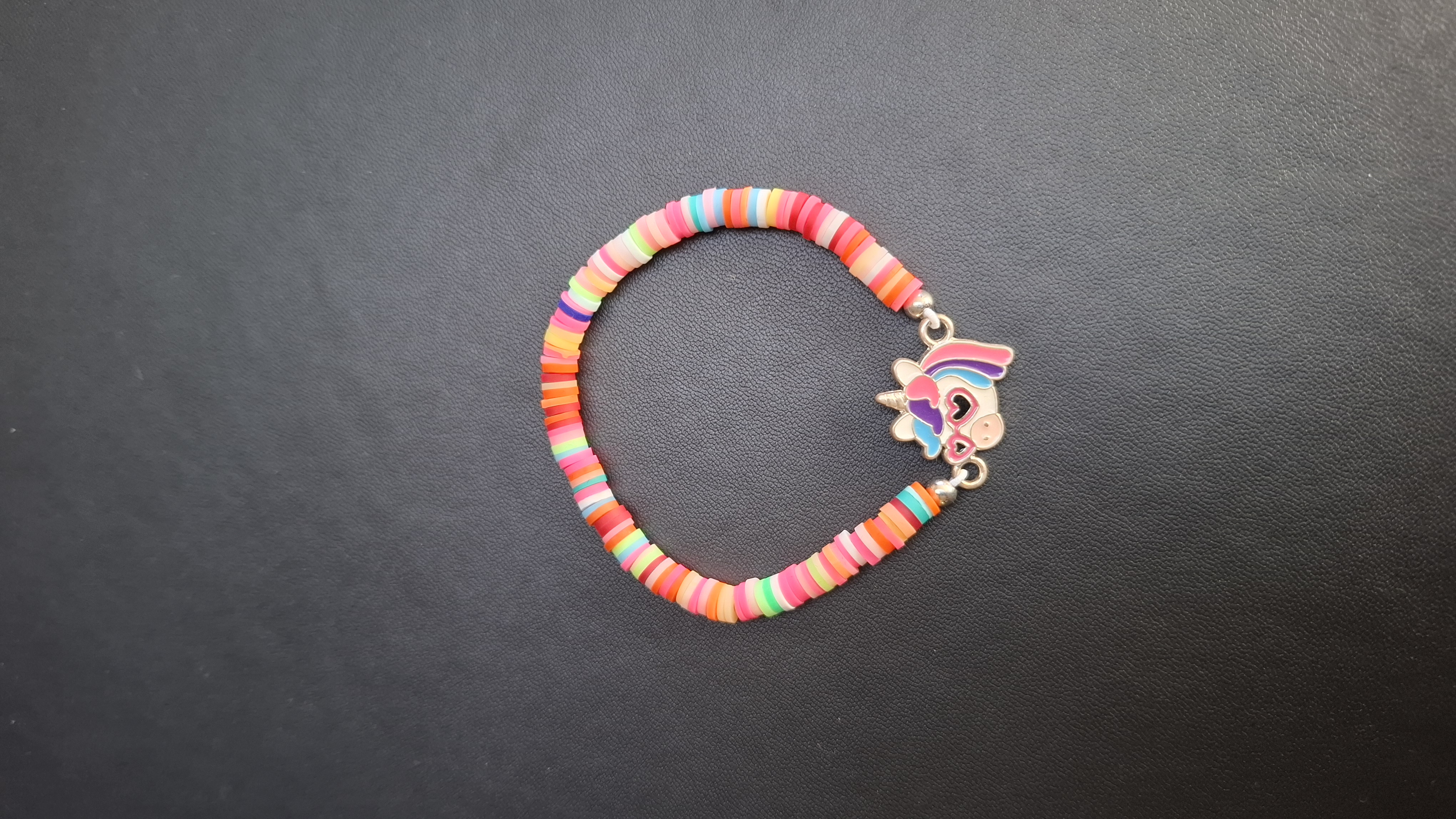armband diverse kleuren met eenhoorn met roze hartjes ogen