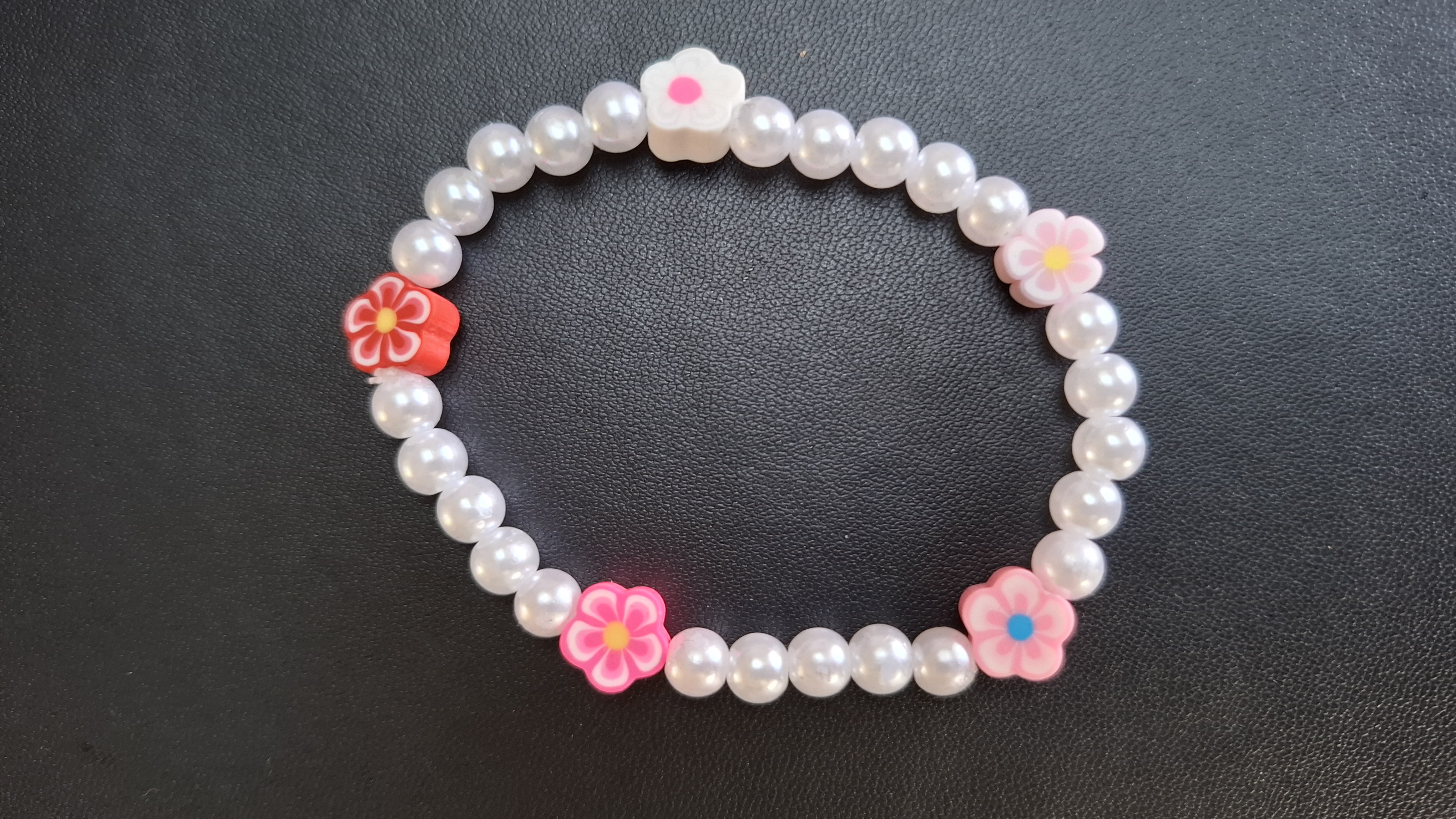 armband witte kralen met div. kleuren bloemen