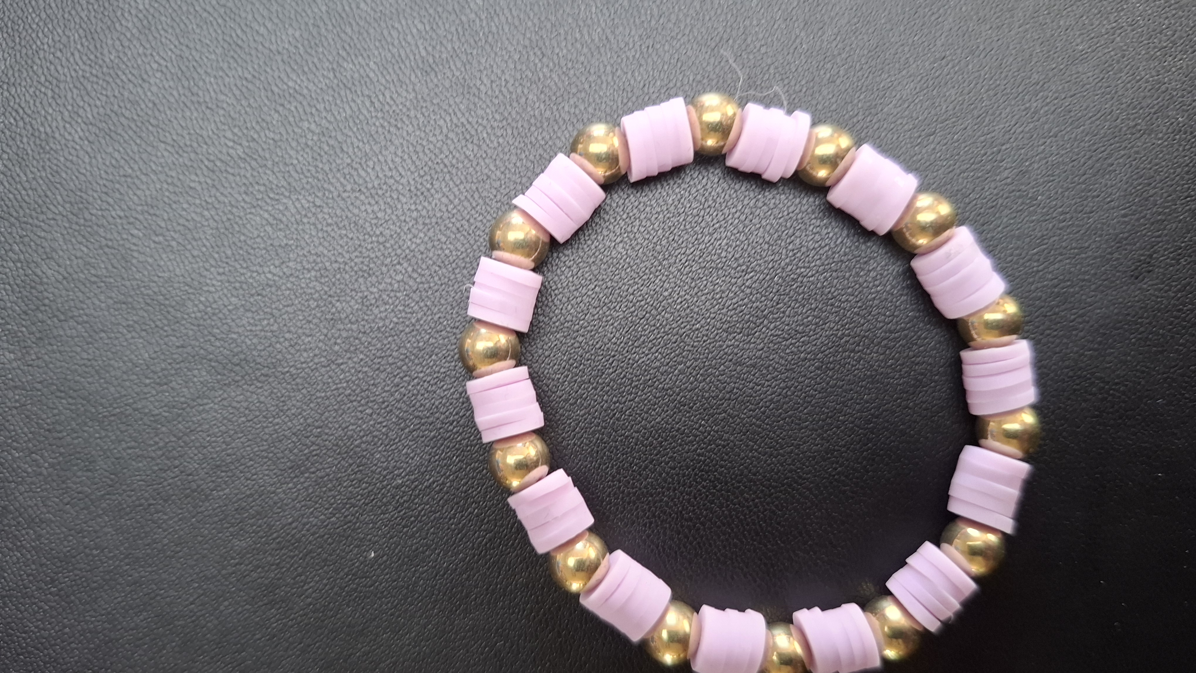 armband roze met goud kleurige kralen