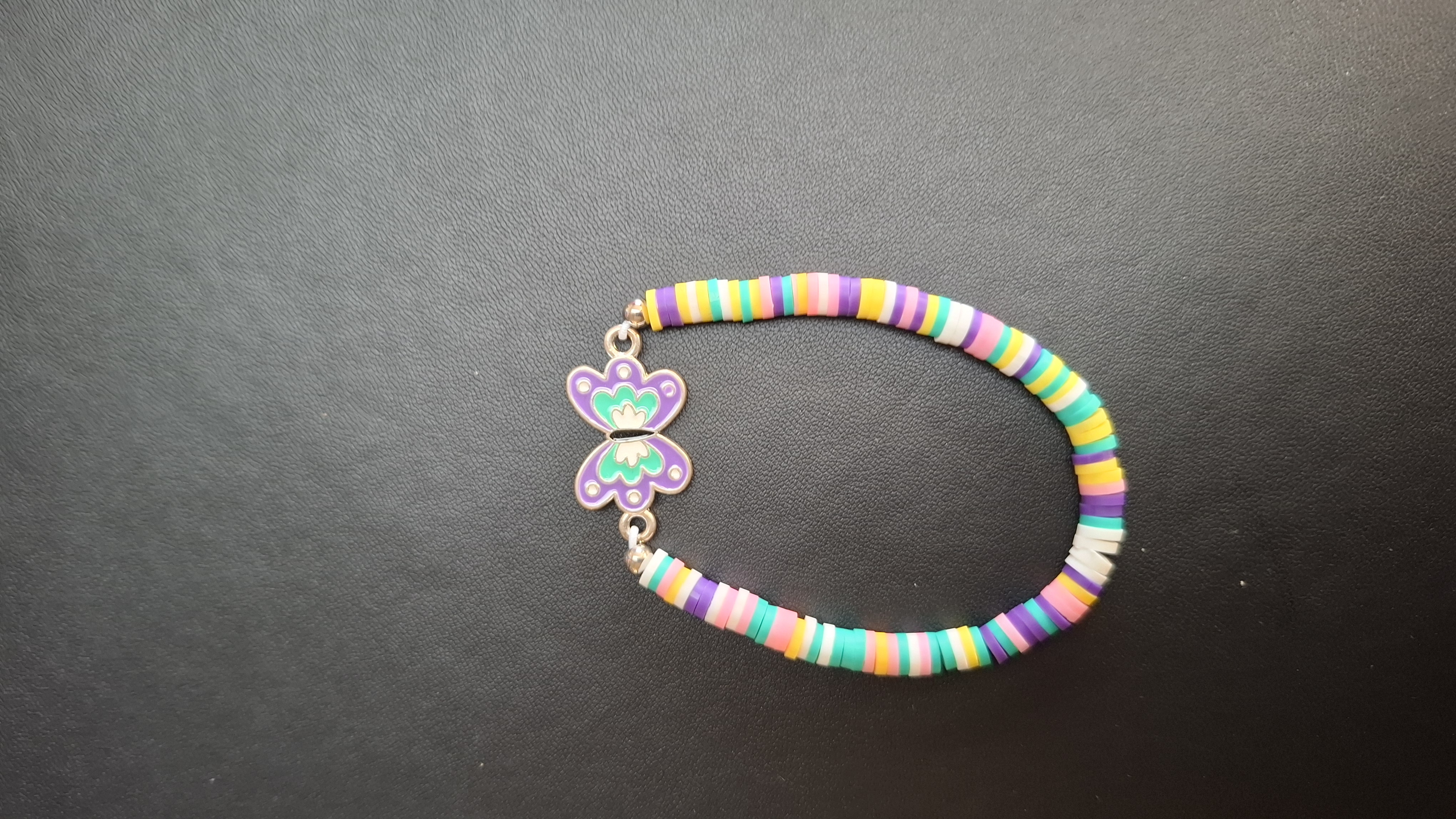 armband diverse kleuren met paars/turquoise vlinder