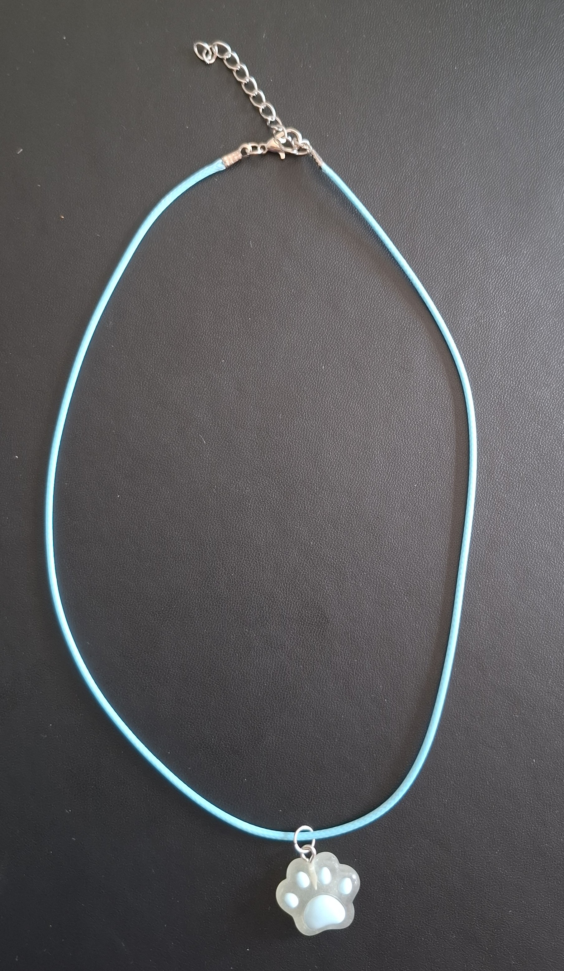 blauwe kunststof ketting met blauw pootje