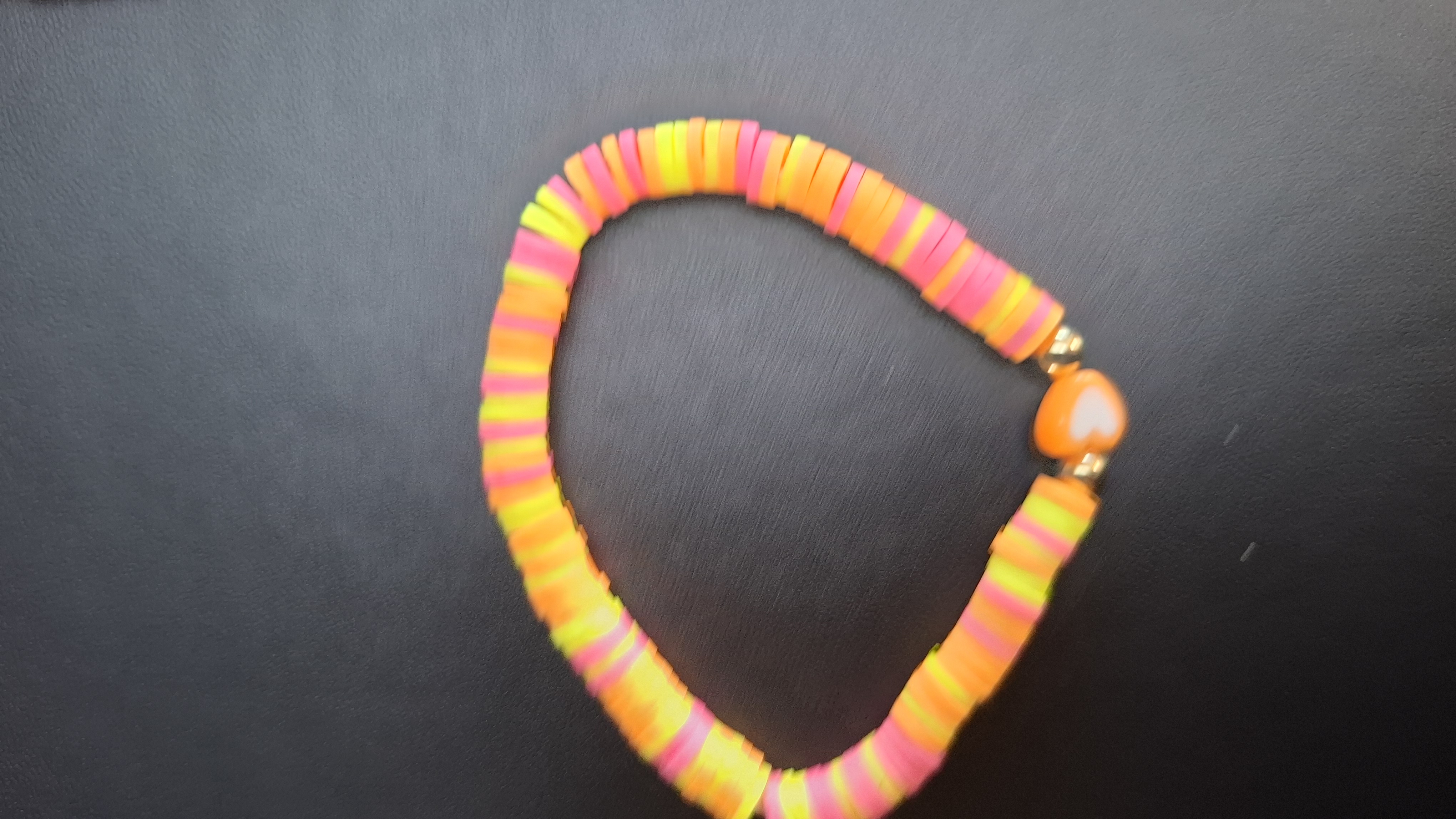 armband geel/groen/oranje met oranje hartje