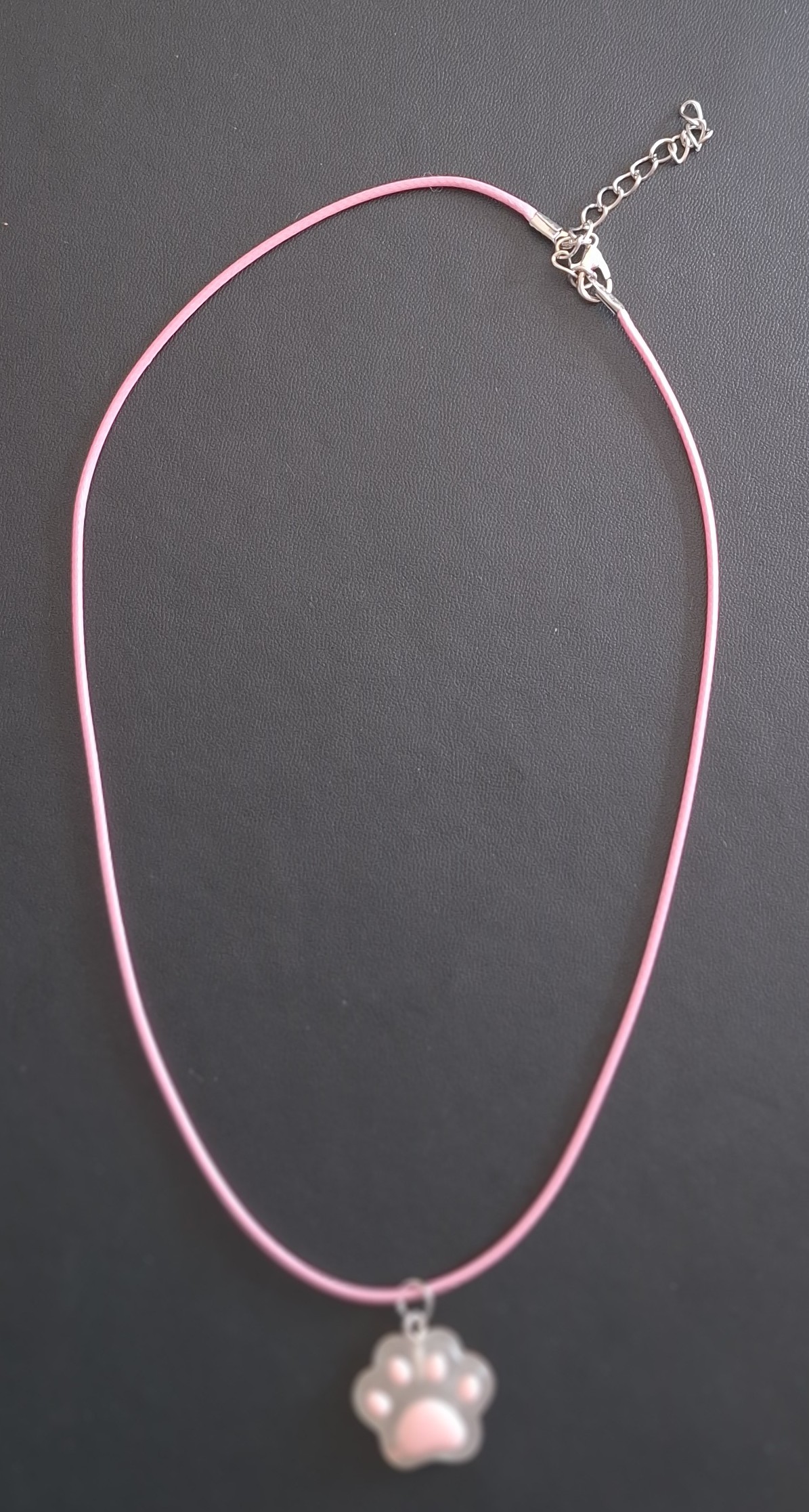 licht roze kunststof ketting met licht roze pootje