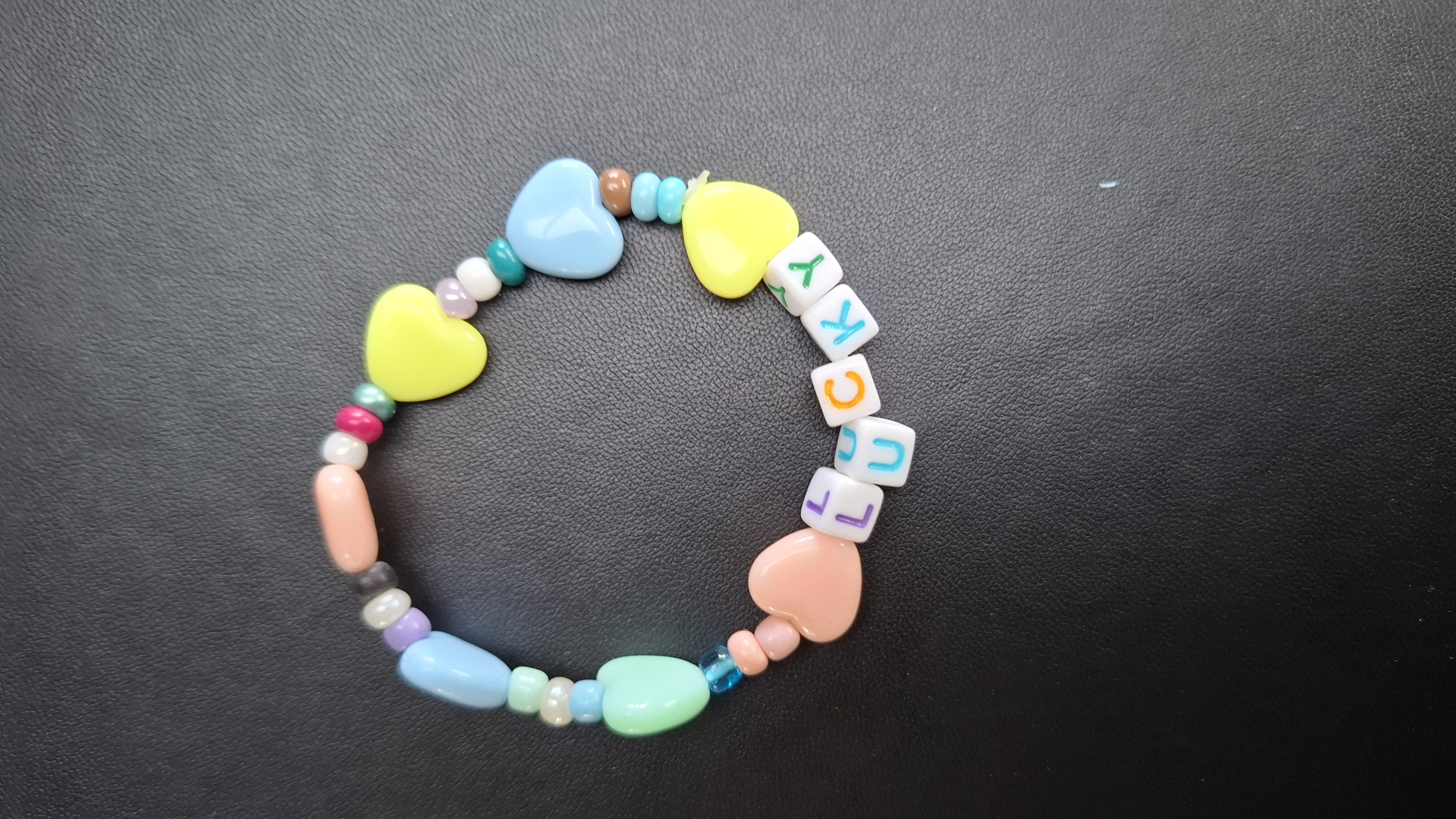 armband met  geel/oranje/blauw hartjes